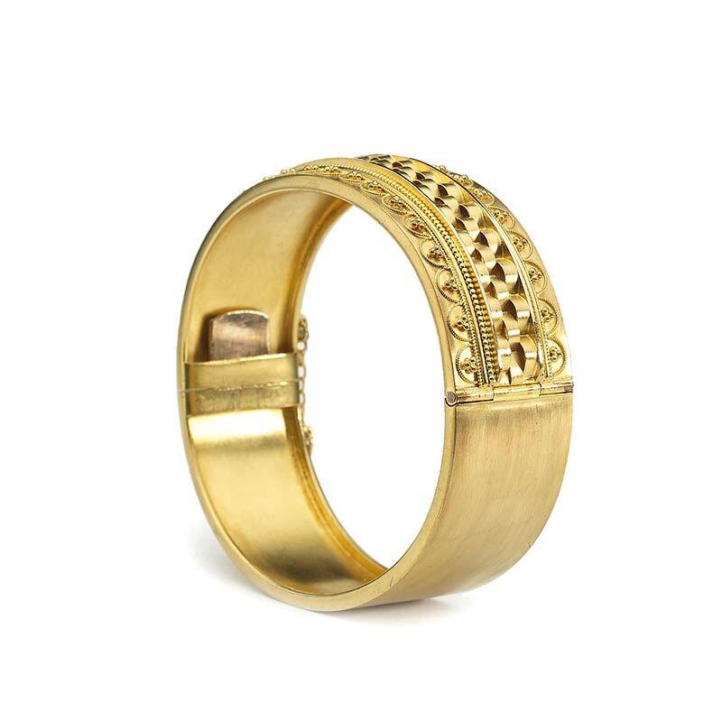 Bracelet en or de style victorien, avec au centre trois rangées de rubans d'or ondulants, formant un motif de briques, flanqués de bordures perlées et d'un fil métallique de style étrusque, monté en or doré au feu, testé électroniquement comme étant