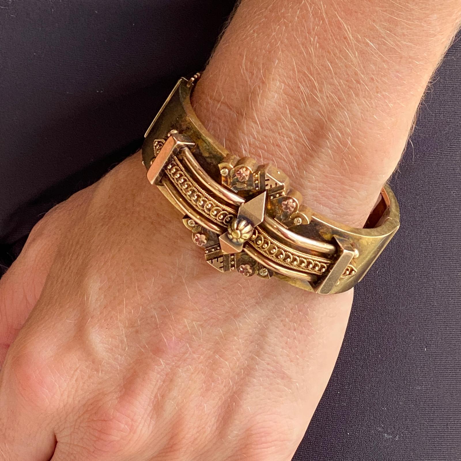 Victorian Etruscan Style Hinged Bangle Bracelet 15 Karat Yellow Gold Original 1