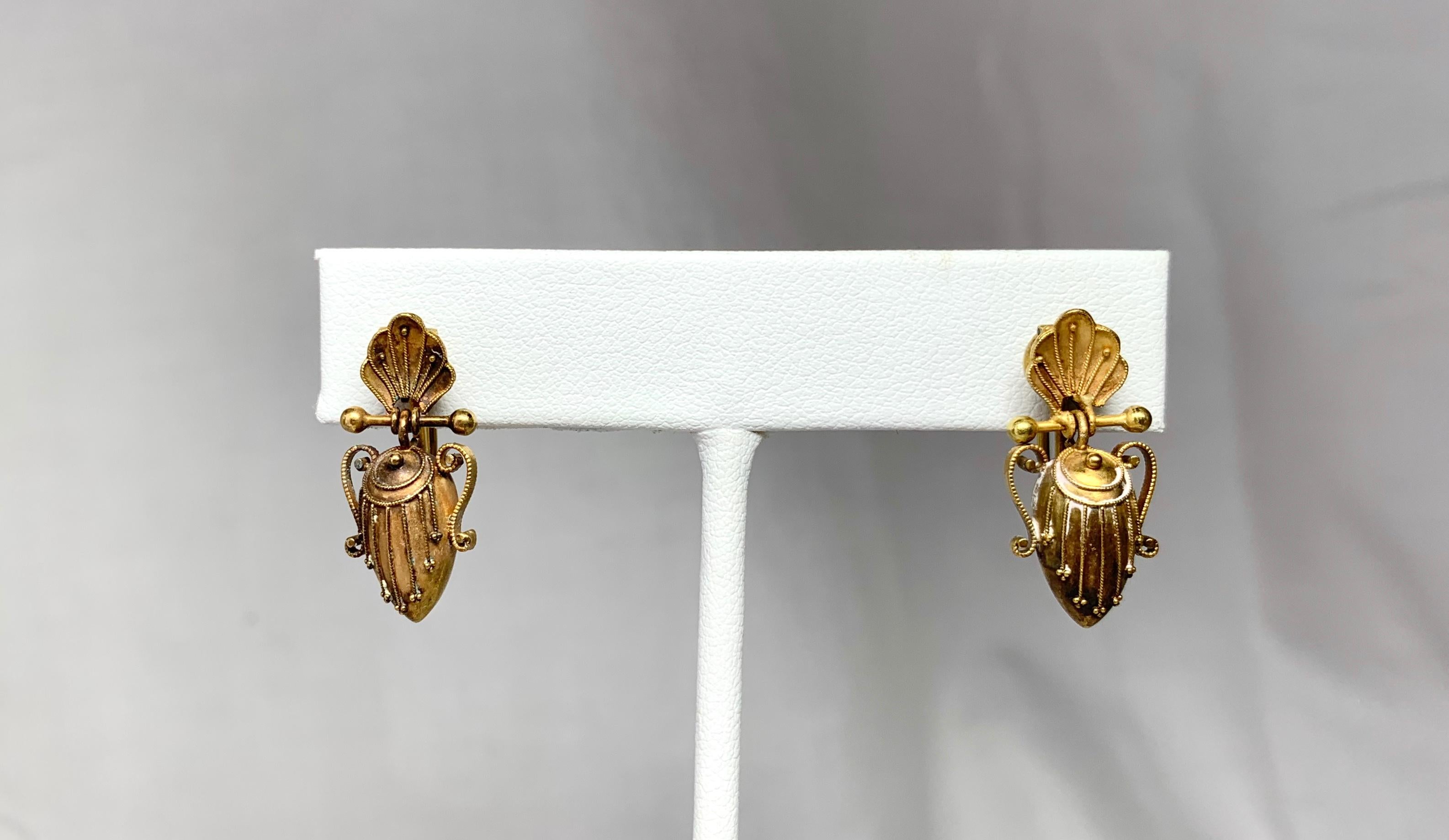 Une paire spectaculaire d'anciennes boucles d'oreilles pendantes en or rose 14-16 carats, de style néo-étrusque victorien, à motif d'urne et de coquillage.   Ces boucles d'oreilles sont de la plus haute qualité.  Ils présentent une extraordinaire