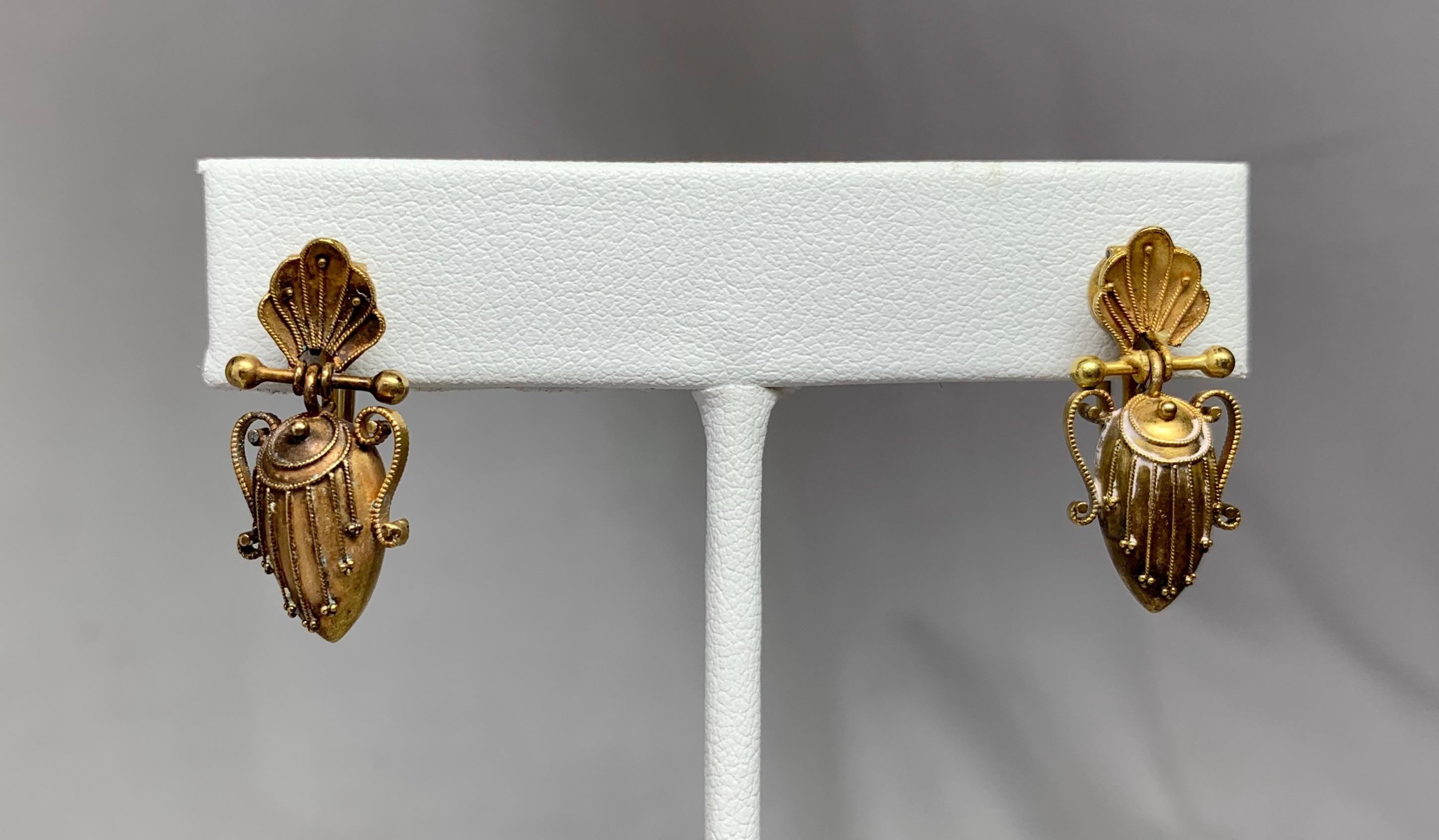 Pendants d'oreilles victoriens en or 14 carats avec urne étrusque en forme d'urne, c. 1860 Bon état - En vente à New York, NY