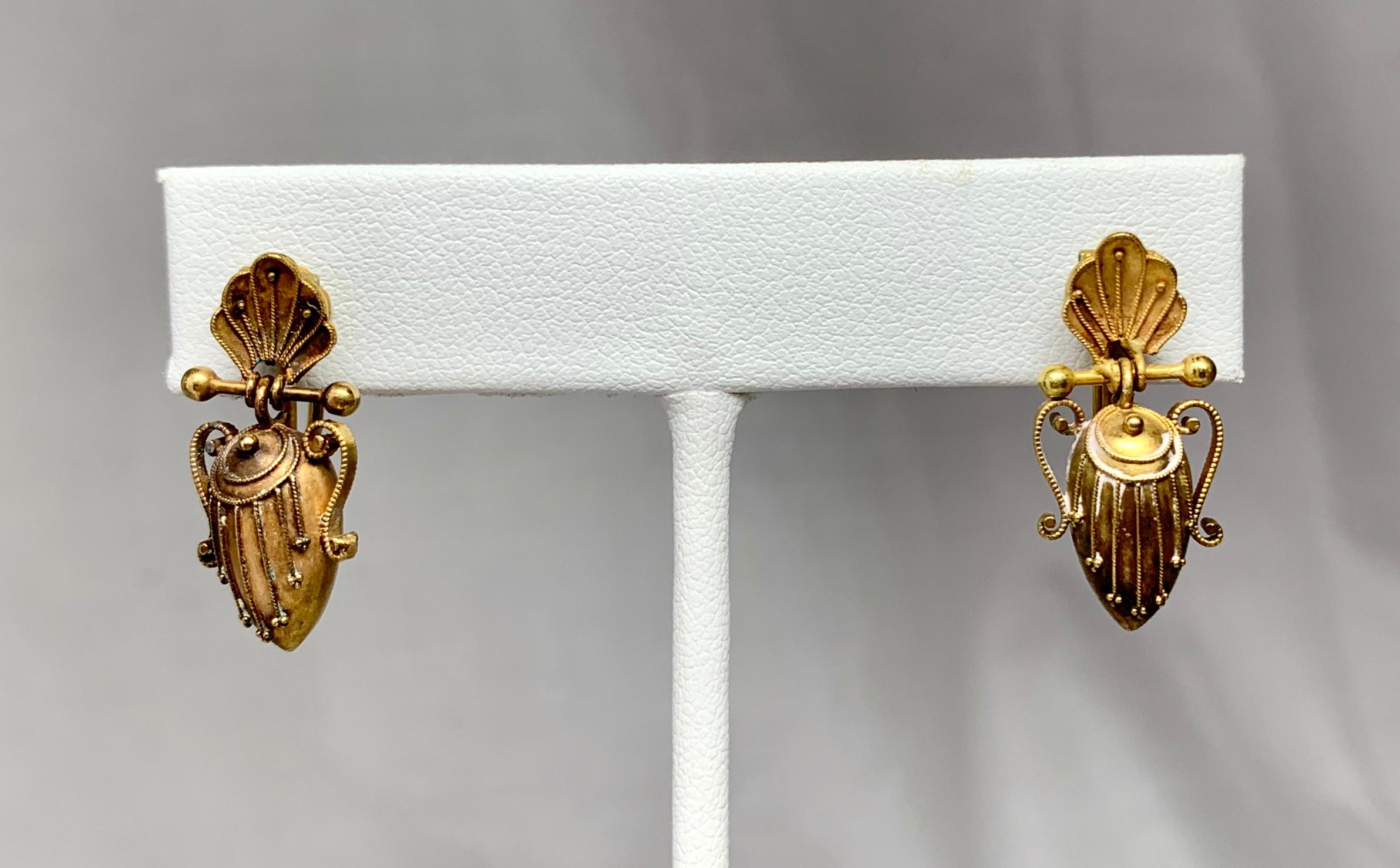 Pendants d'oreilles victoriens en or 14 carats avec urne étrusque en forme d'urne, c. 1860 Pour femmes en vente