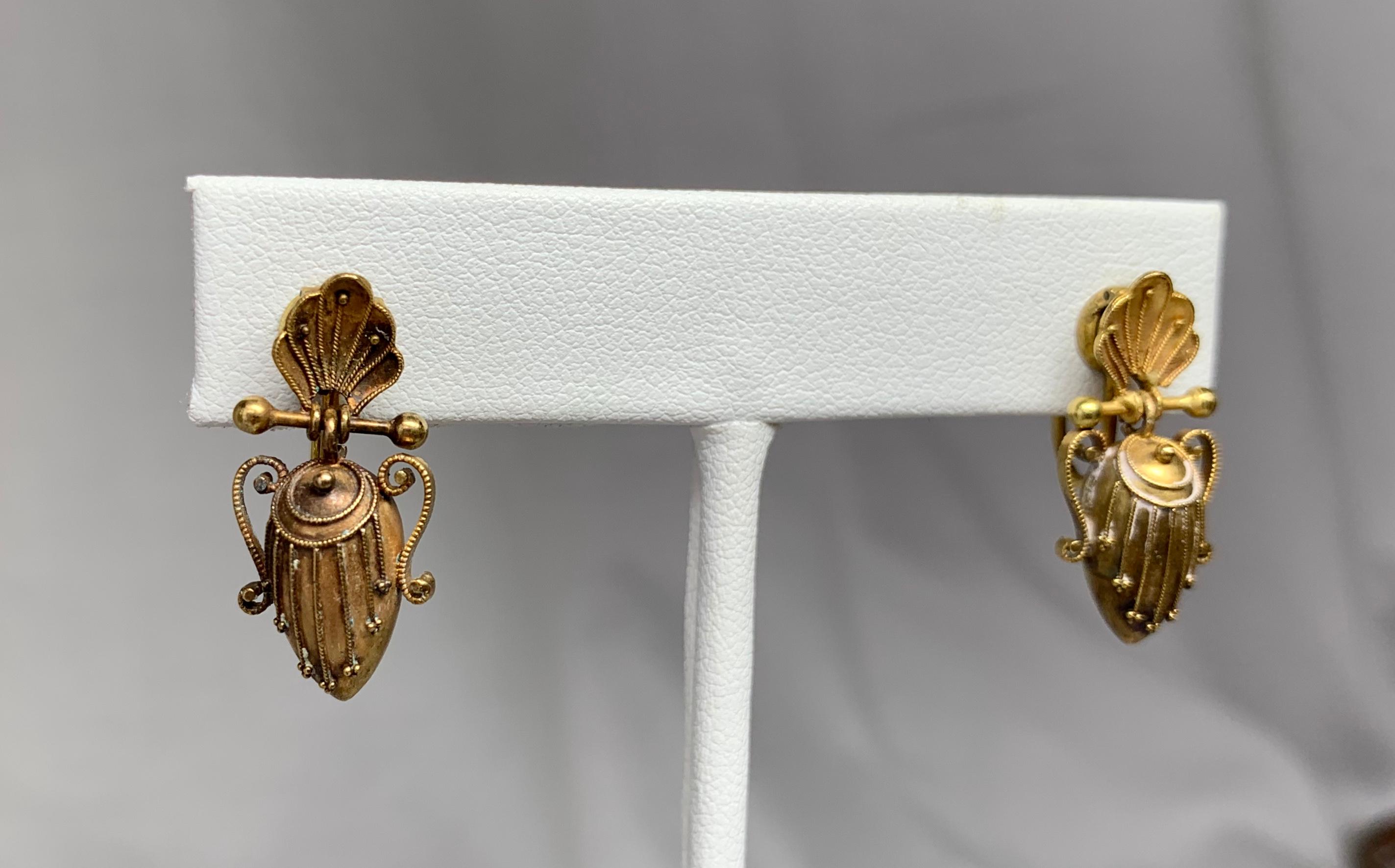 Pendants d'oreilles victoriens en or 14 carats avec urne étrusque en forme d'urne, c. 1860 en vente 1