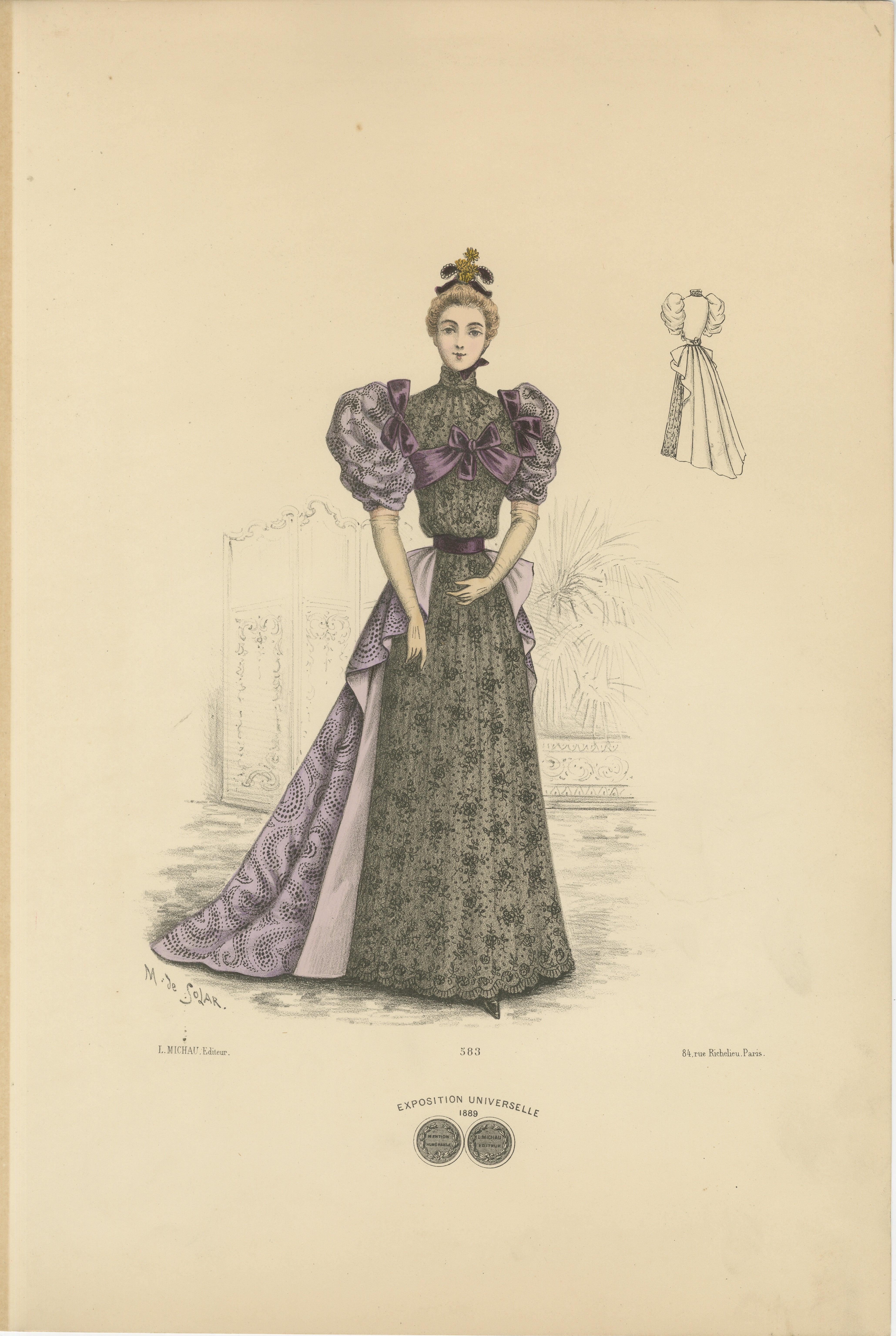 Cette lithographie représente une femme à la mode de 1889, vêtue d'une magnifique robe de soirée qui illustre l'opulence et le raffinement de la fin de l'ère victorienne. La robe est confectionnée dans un tissu aux motifs riches et aux tons