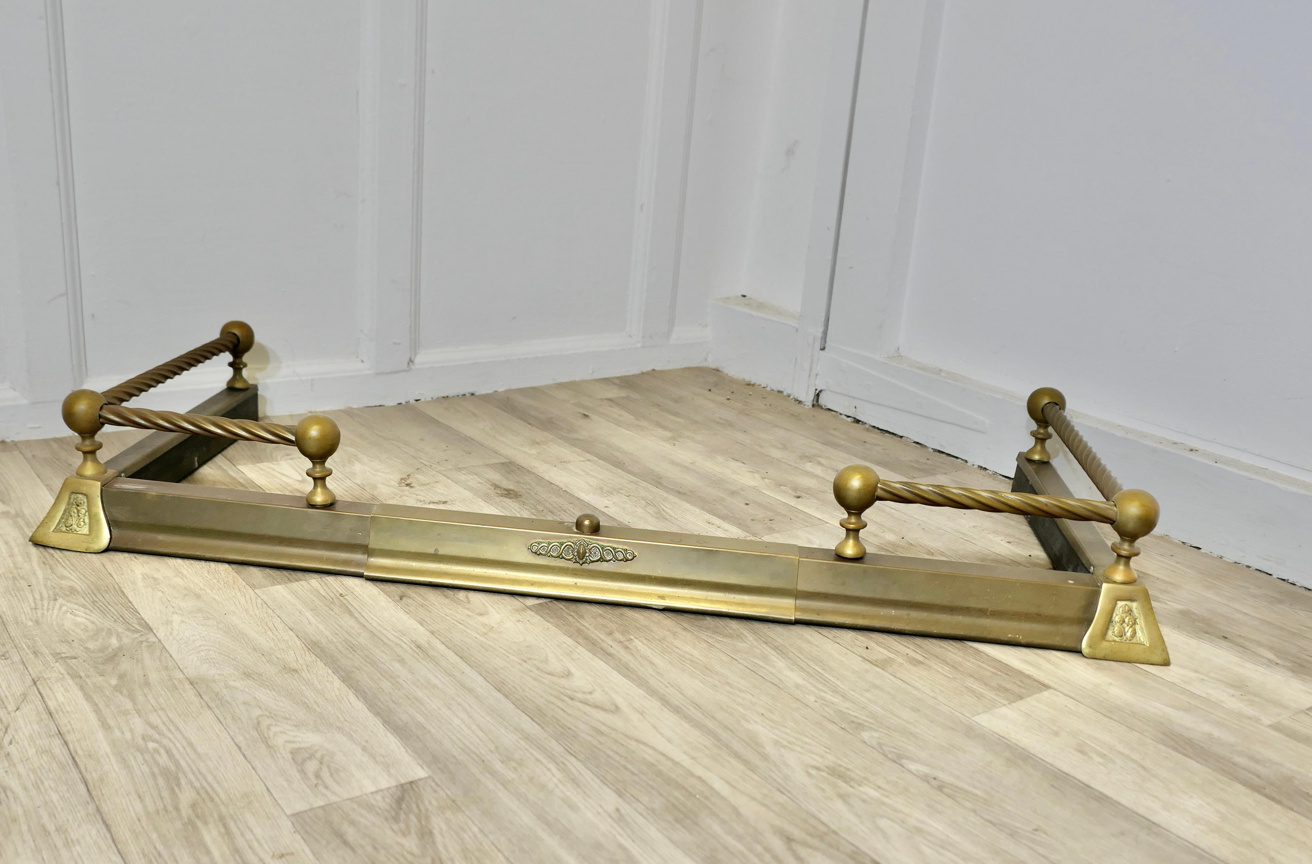  Parafango vittoriano allungabile in ottone a torsione d'orzo 

Si tratta di un parafango in ottone molto attraente, con una base in ottone con una guida in ottone a spirale e piccole decorazioni agli angoli della base.

Il parafango è in buone
