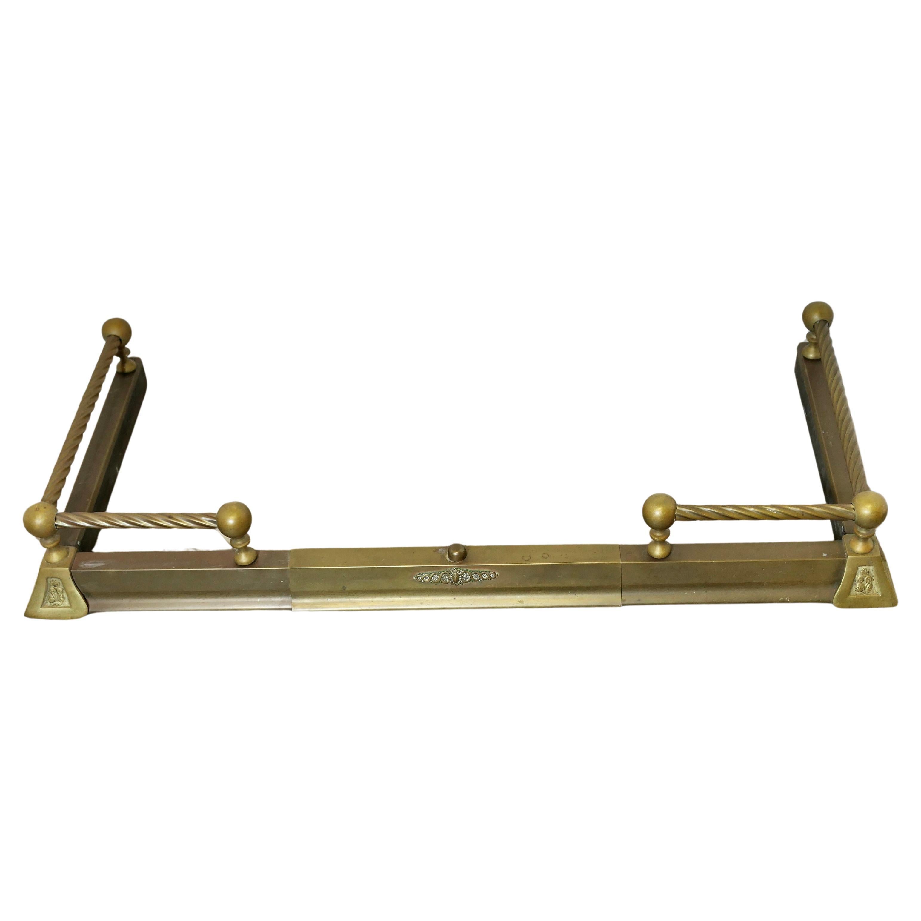 Barrière victorienne à rallonge en orge torsadée en laiton