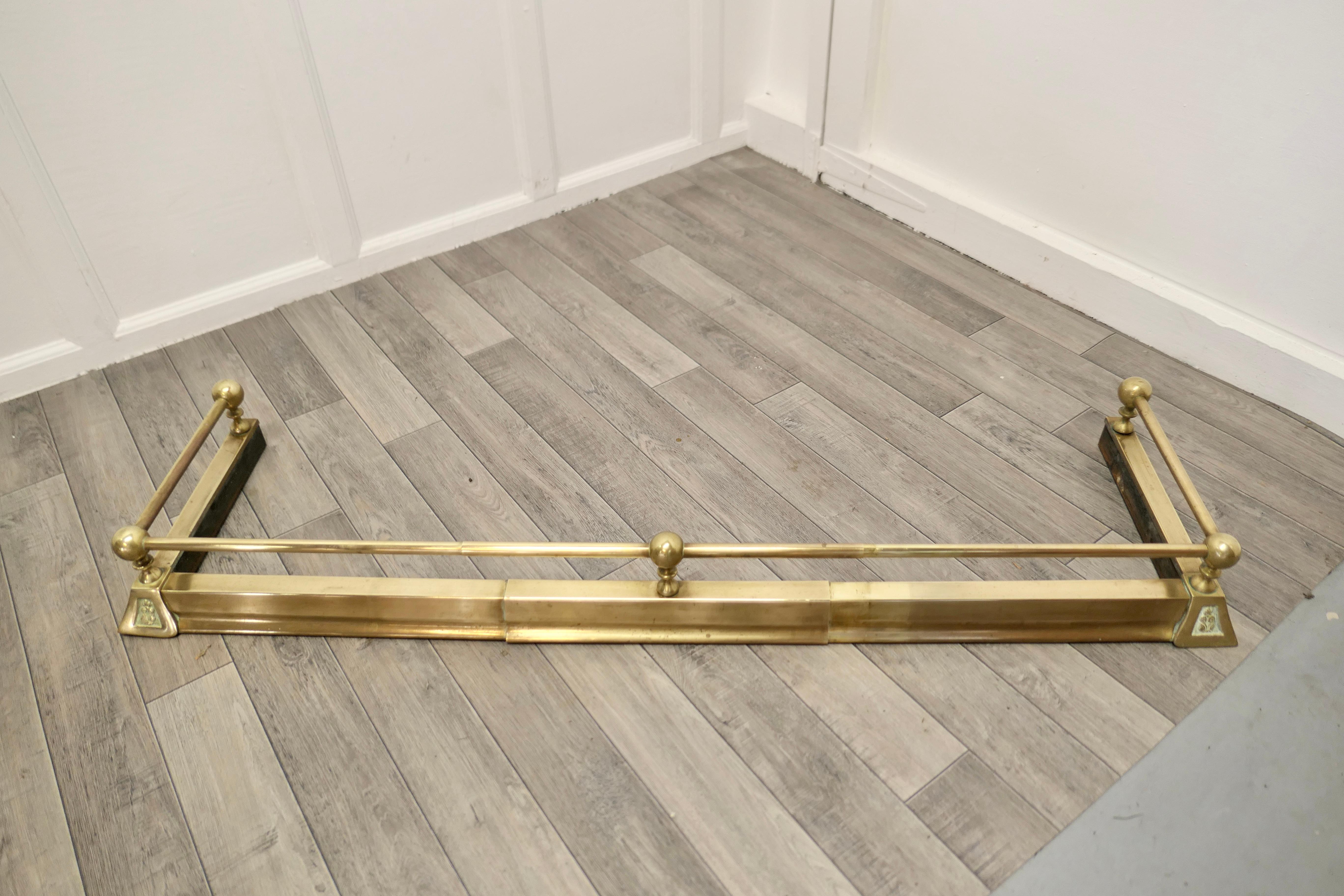 Victorian Extending Brass Fender     In Good Condition For Sale In Chillerton, Isle of Wight