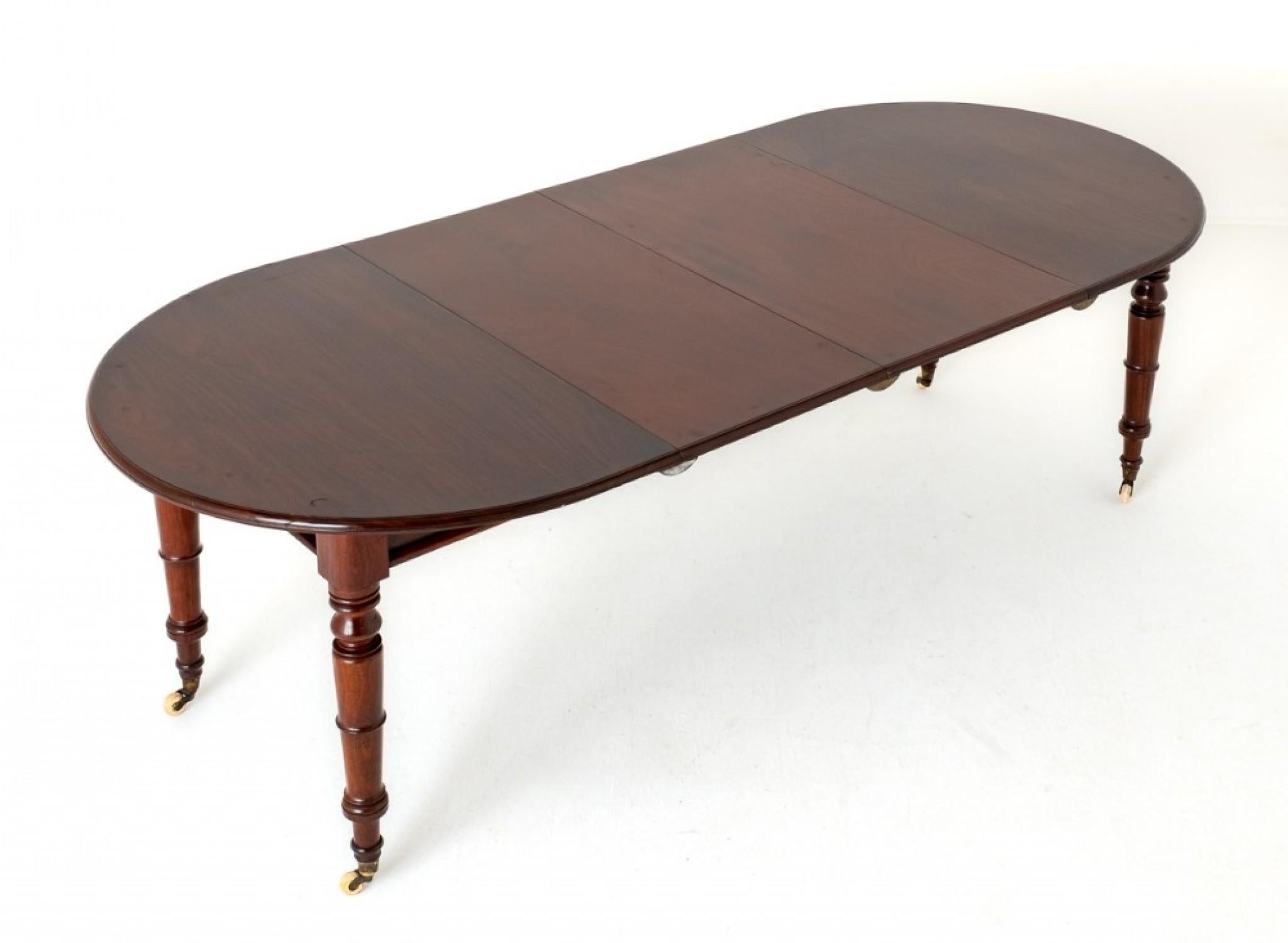 Viktorianischer Mahagoni-Esstisch mit 2 Blättern, ausziehbar.
CIRCA 1860
Dieser Esstisch steht auf knackig gedrechselten Beinen mit Rollen aus Messing und Porzellan.
Im geschlossenen Zustand hat der Tisch eine ovale Form.
Der Tisch lässt sich durch