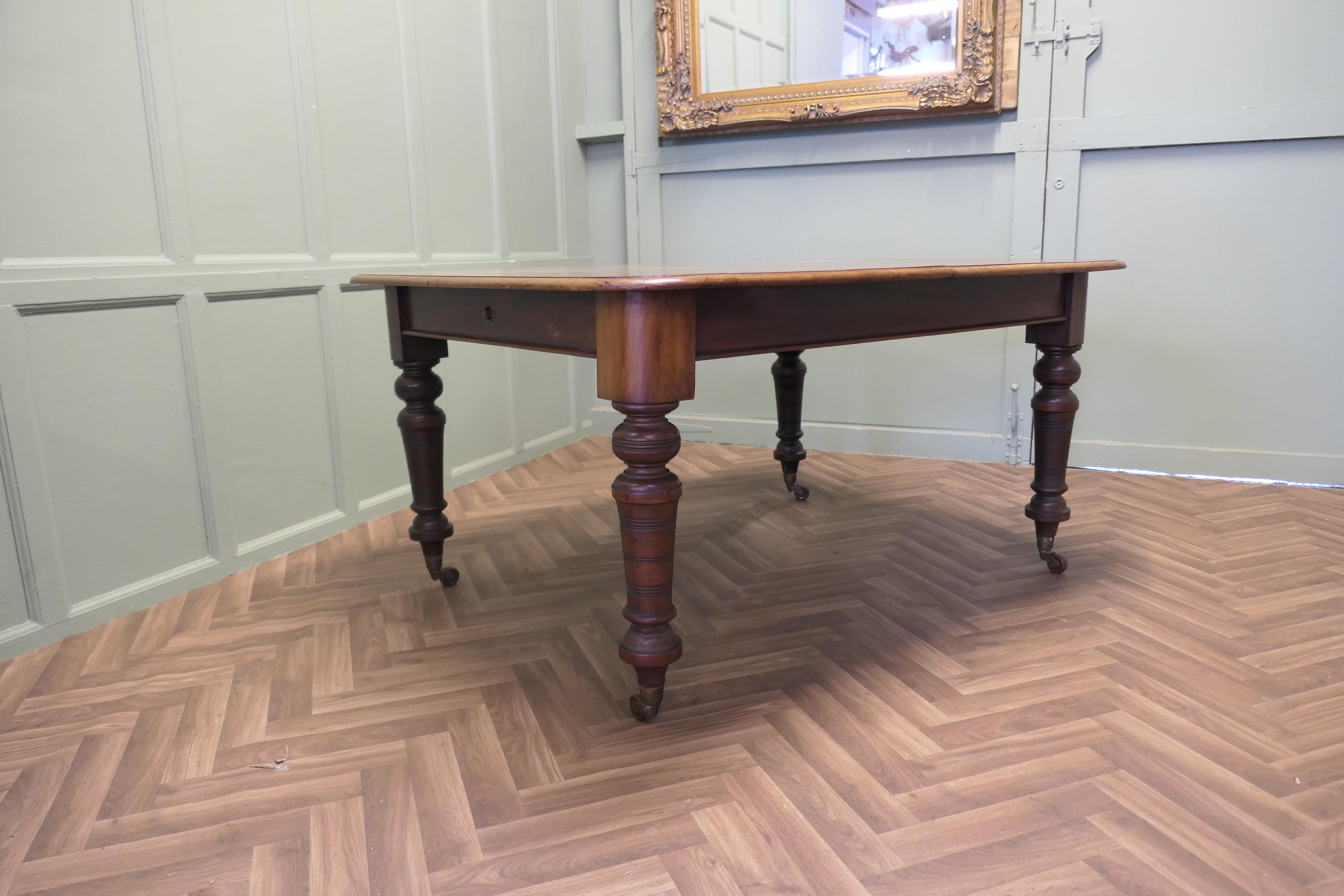 Victorian Extending Dining Table with 2 Leaves In Good Condition For Sale In Godshill, Isle of Wight