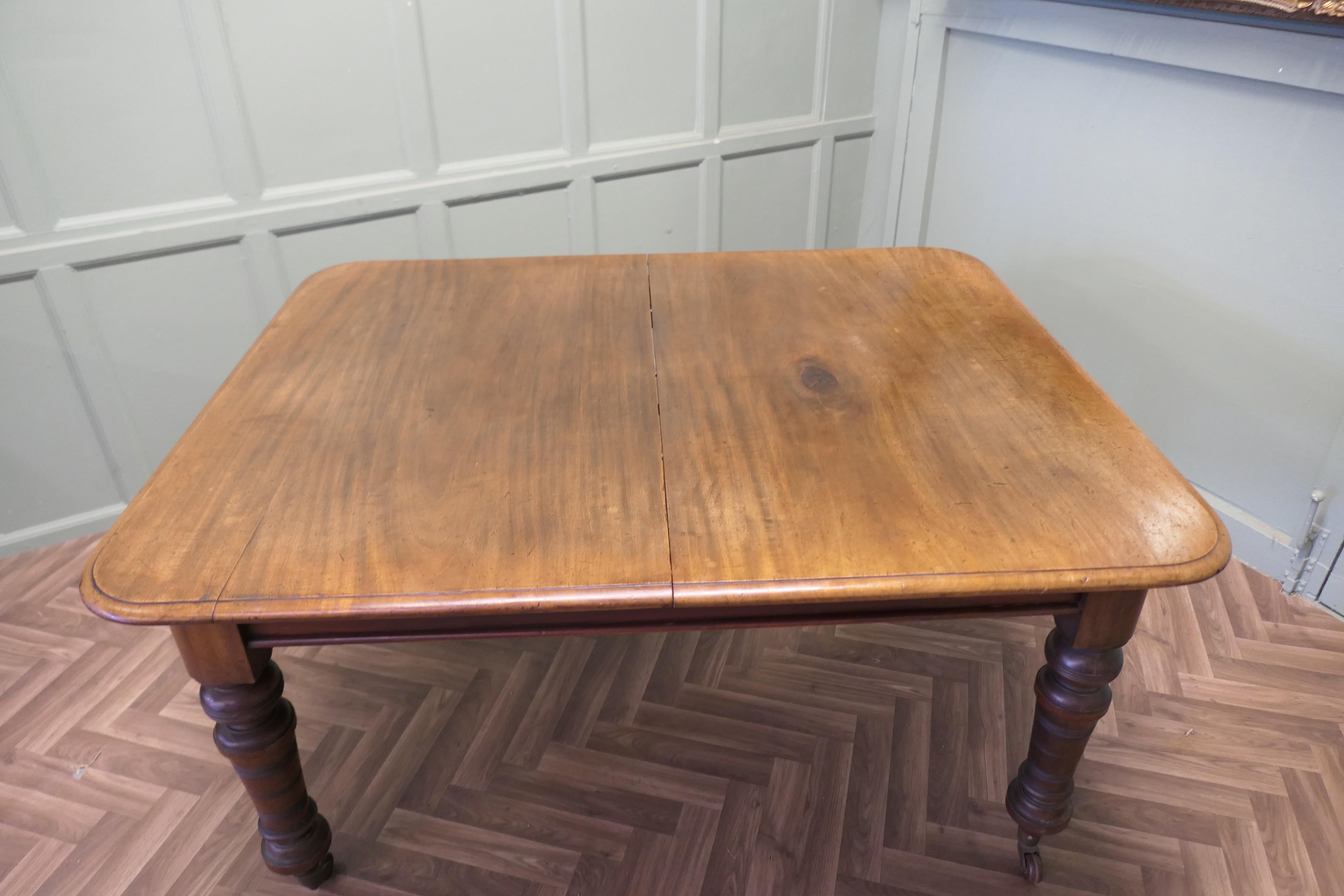 Mid-19th Century Victorian Extending Dining Table with 2 Leaves For Sale