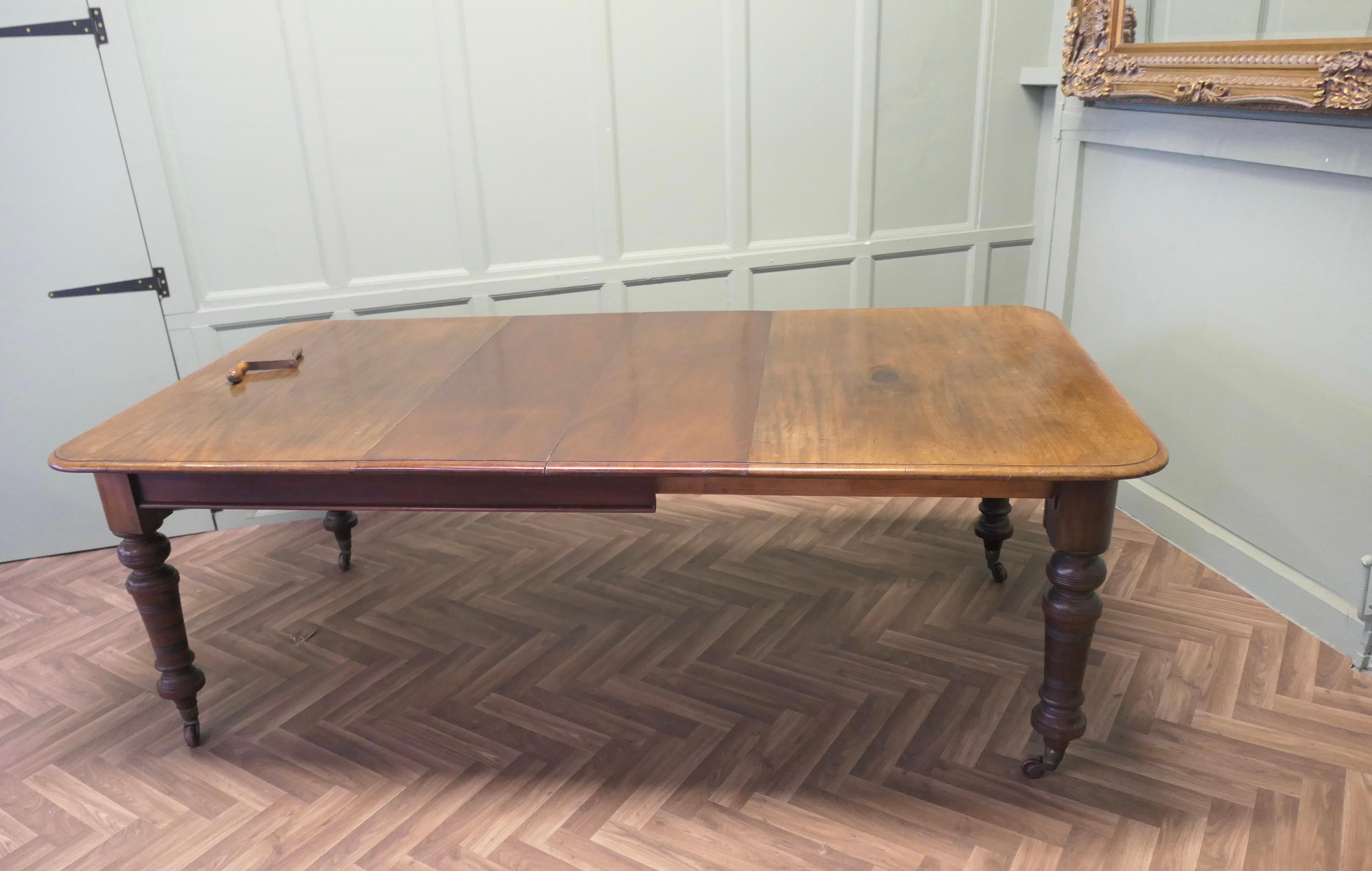 Victorian Extending Dining Table with 2 Leaves For Sale 1