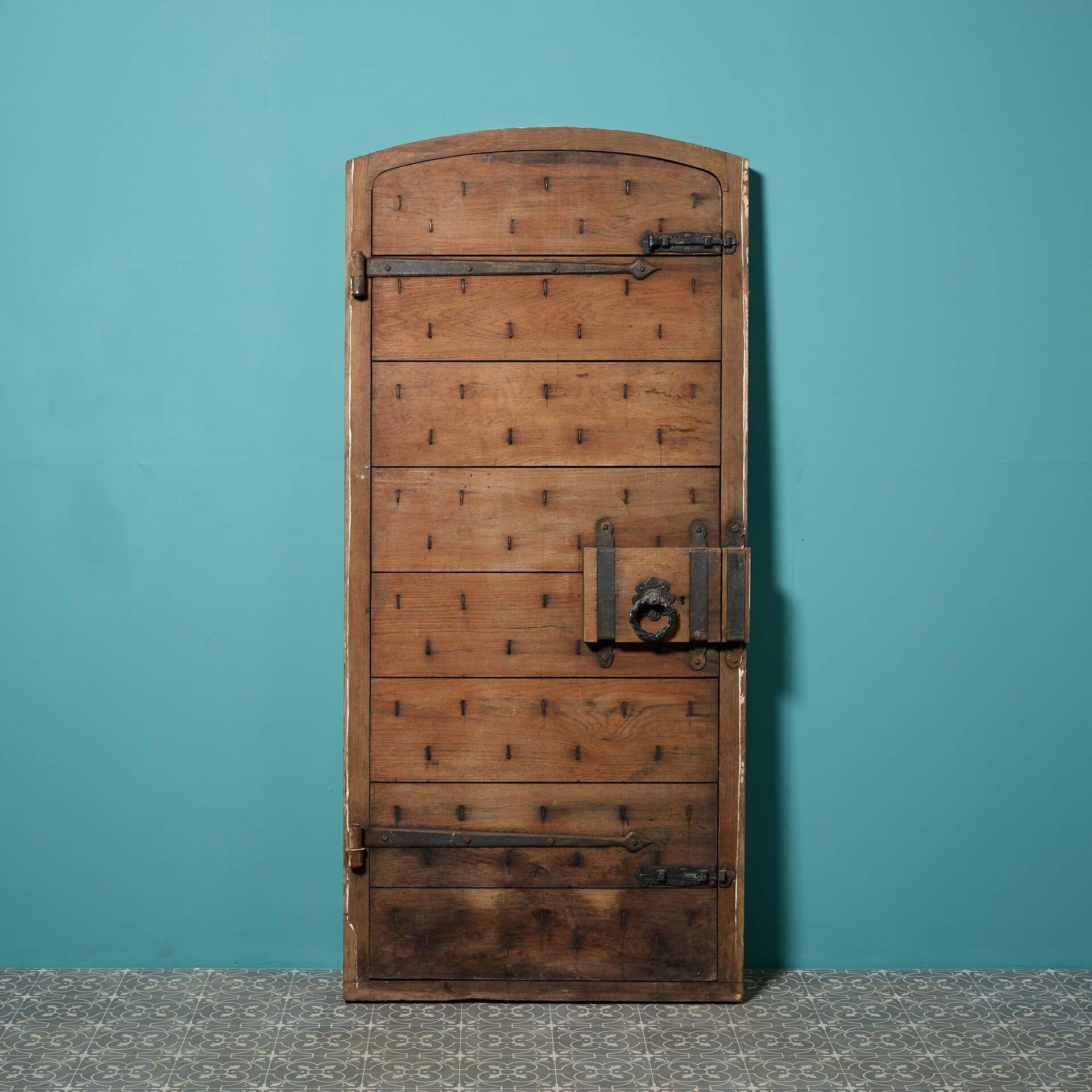 XX secolo Porta esterna vittoriana in Oak con telaio e borchie in vendita