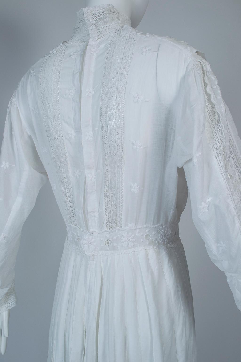 Victorian White Eyelet and Lace Shoulder Pleat Afternoon Tea Dress - M, 1880s In Good Condition In Tucson, AZ