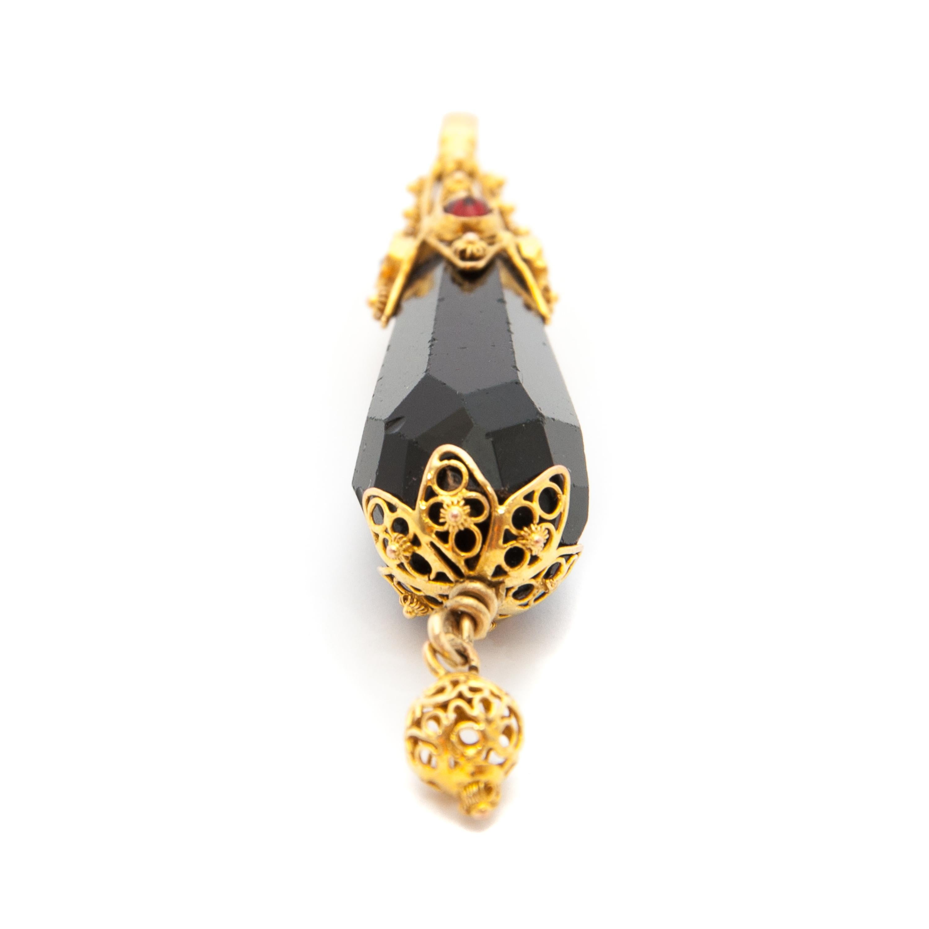 Briolette Black Jet and Garnet 14K Yellow Gold Pendant In Good Condition For Sale In Rotterdam, NL