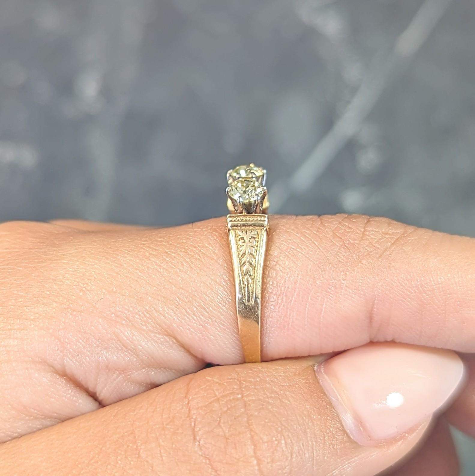 Antiker viktorianischer dreisteiniger viktorianischer Fancy Gelber Diamant Platin 18 Karat Gold Ring im Angebot 6