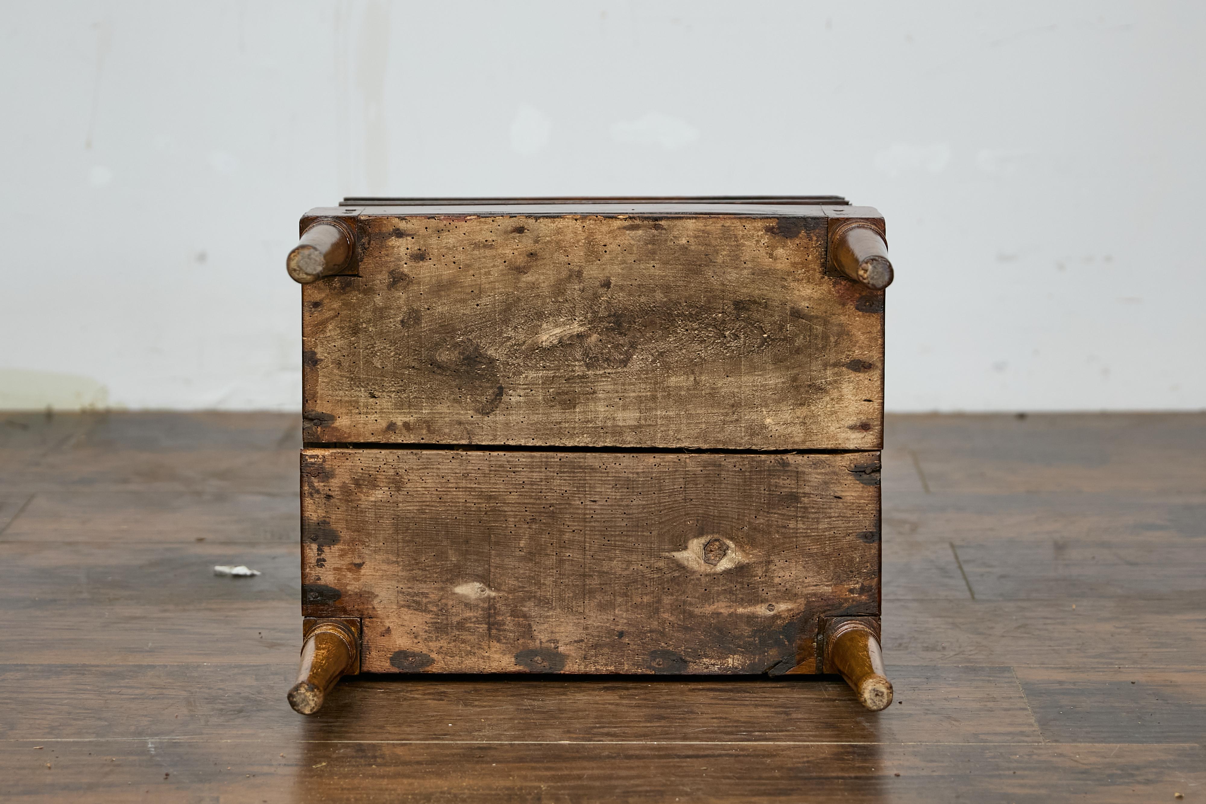 Table de rangement Victorian Faux Book Trunk on Base Table with Storage, 19th Century Accent Piece en vente 6