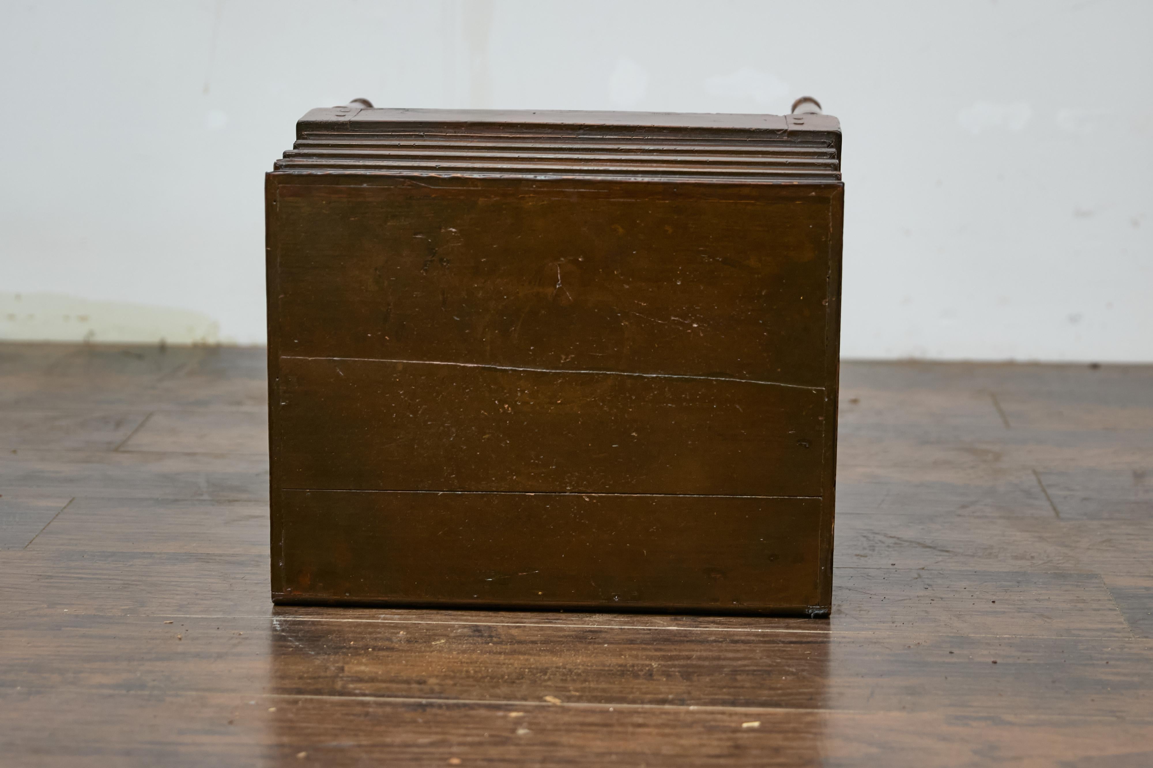 Table de rangement Victorian Faux Book Trunk on Base Table with Storage, 19th Century Accent Piece en vente 7