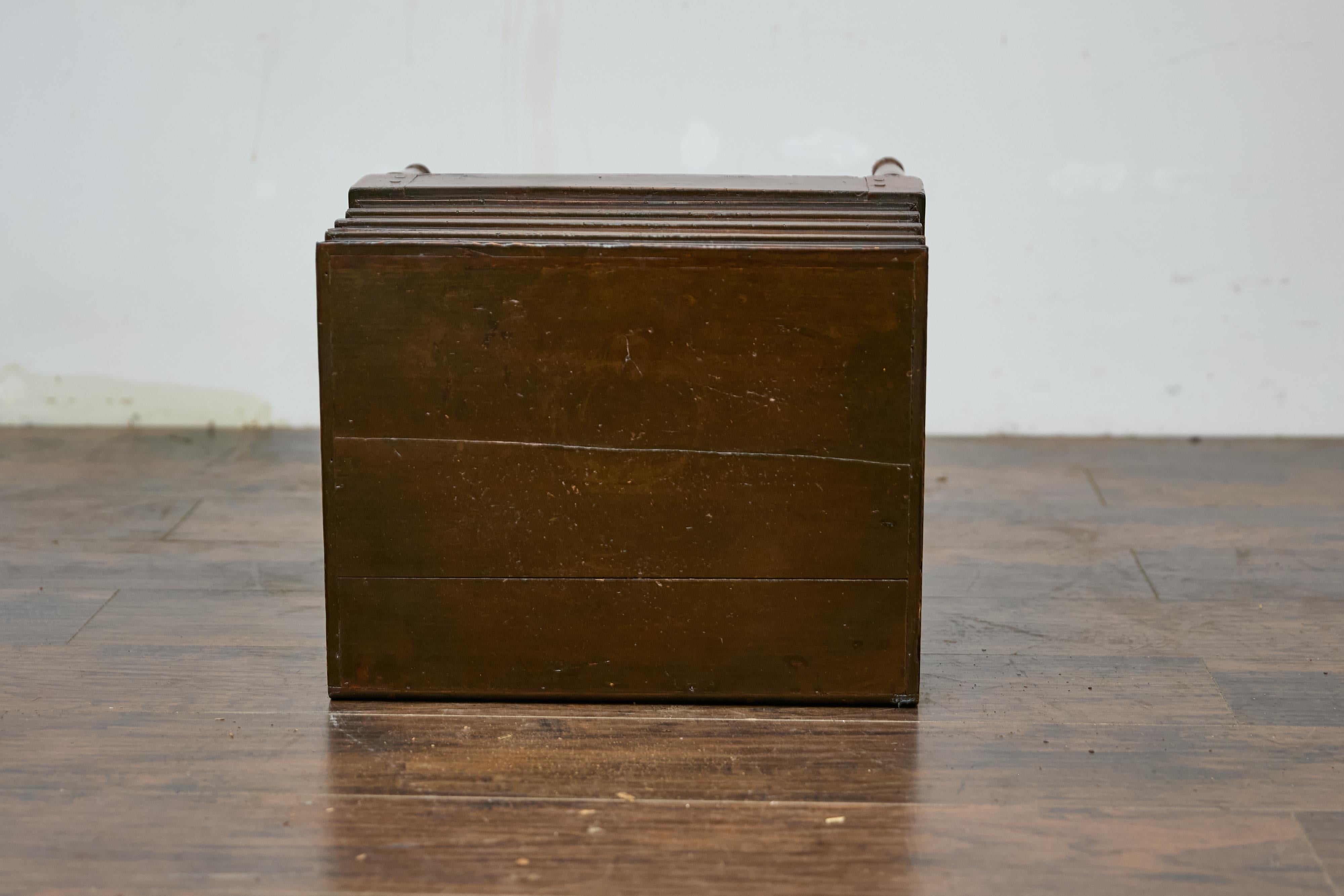 Table de rangement Victorian Faux Book Trunk on Base Table with Storage, 19th Century Accent Piece en vente 8