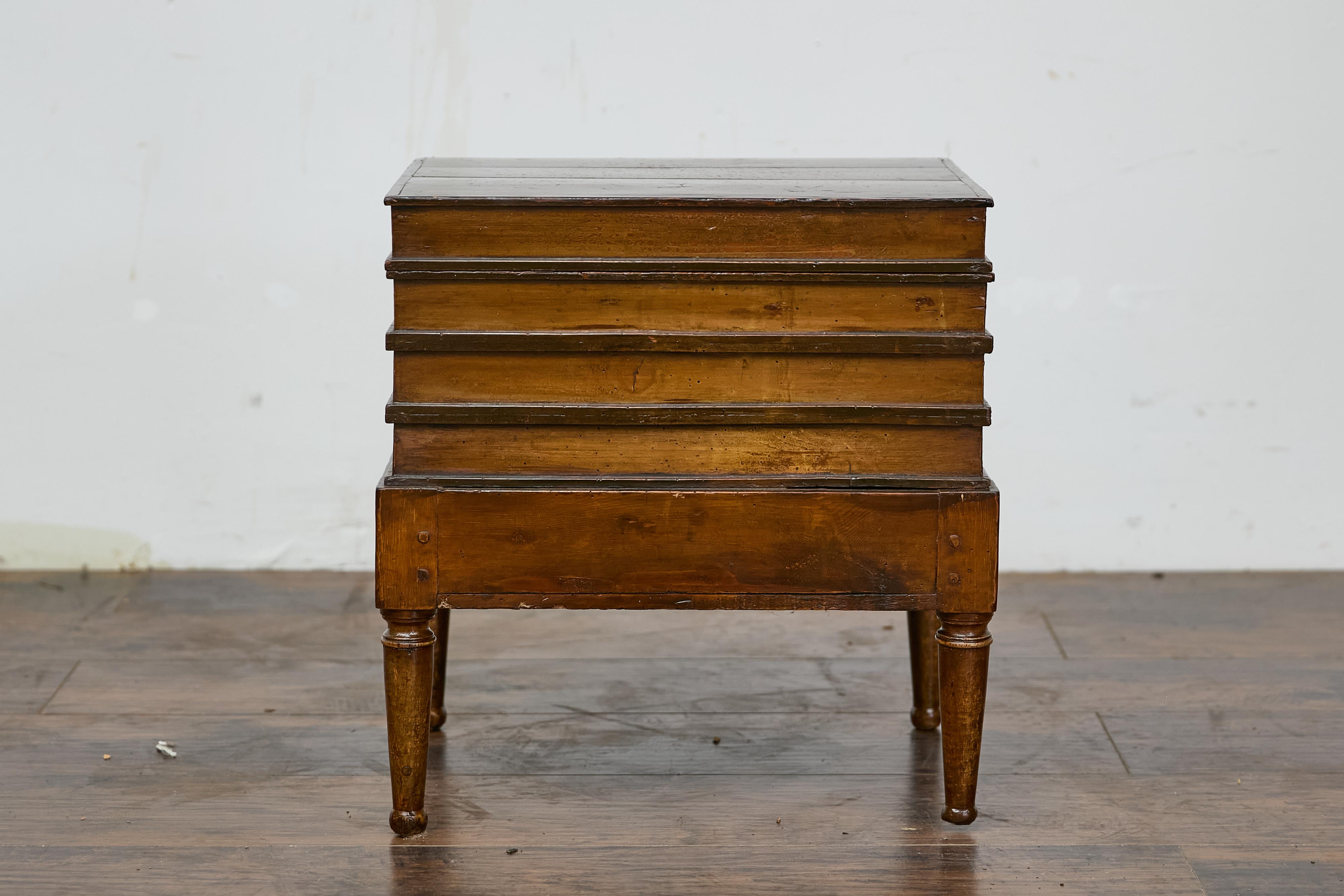 Petite malle à livres d'époque victorienne anglaise sur base du 19ème siècle avec des pieds cylindriques effilés. Cette charmante malle à faux livres d'époque victorienne anglaise sur socle du XIXe siècle offre un mélange unique de fantaisie et de