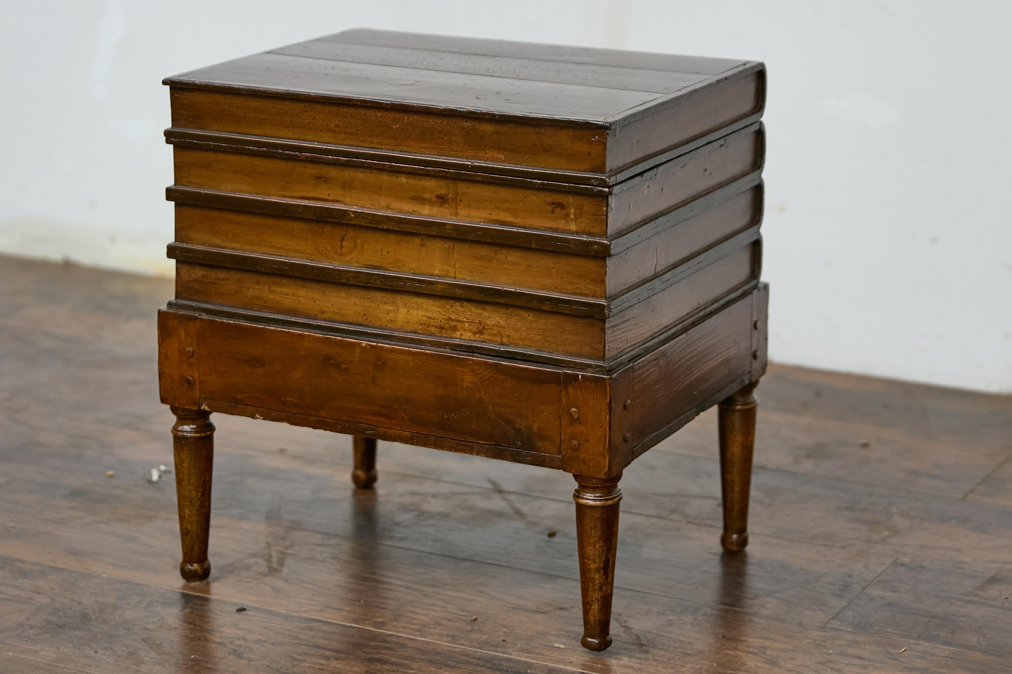 Victorien Table de rangement Victorian Faux Book Trunk on Base Table with Storage, 19th Century Accent Piece en vente