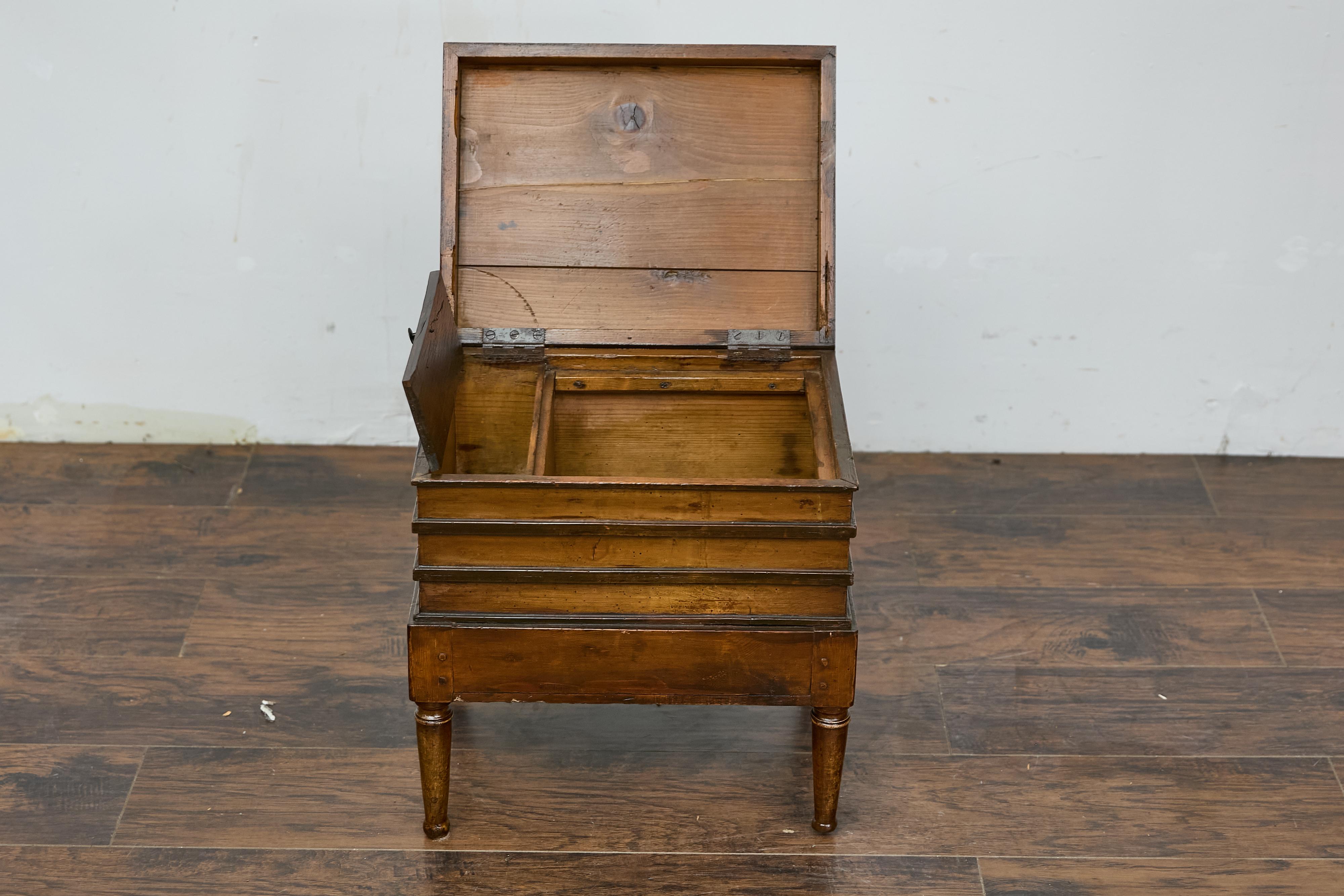 Anglais Table de rangement Victorian Faux Book Trunk on Base Table with Storage, 19th Century Accent Piece en vente