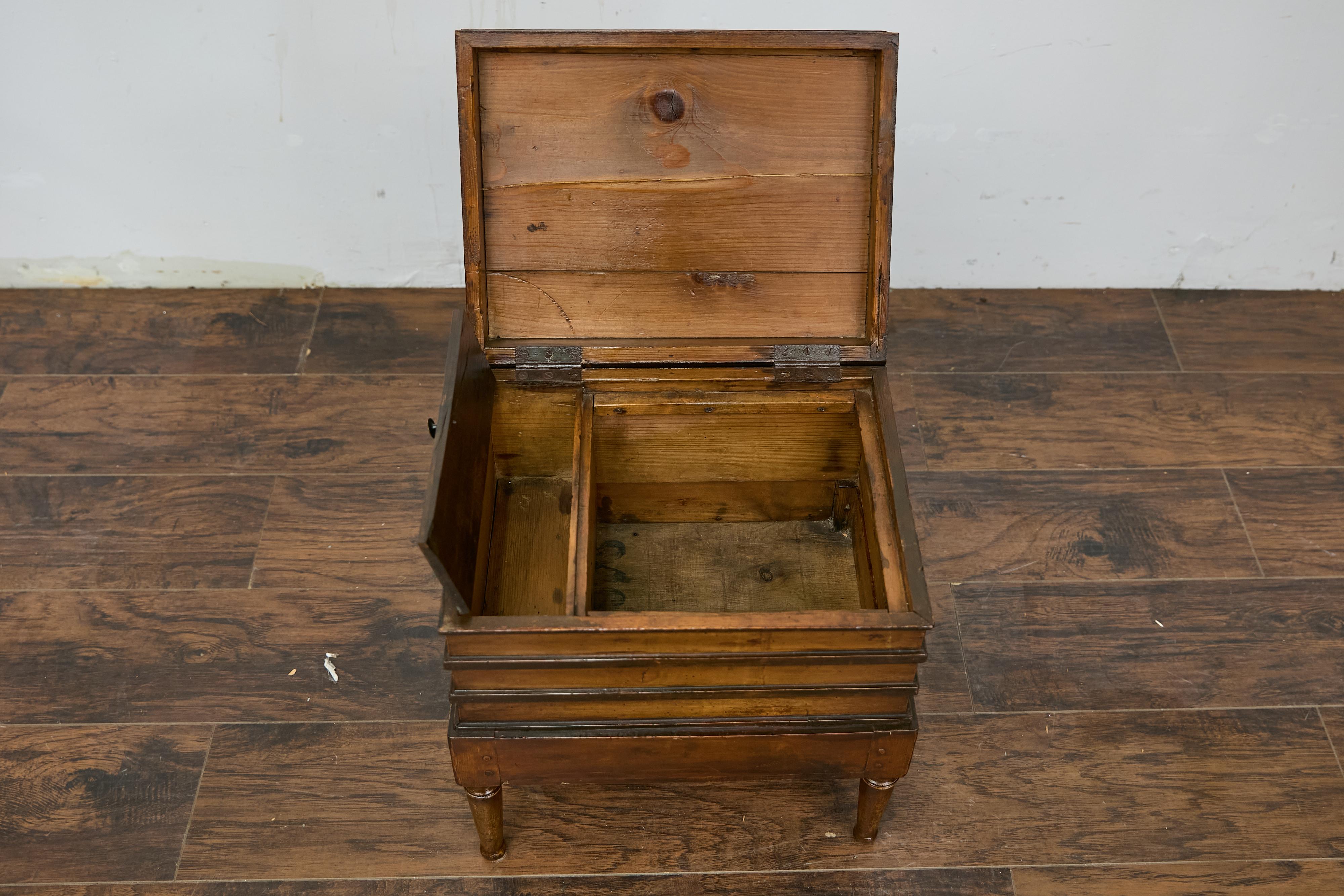 Sculpté Table de rangement Victorian Faux Book Trunk on Base Table with Storage, 19th Century Accent Piece en vente