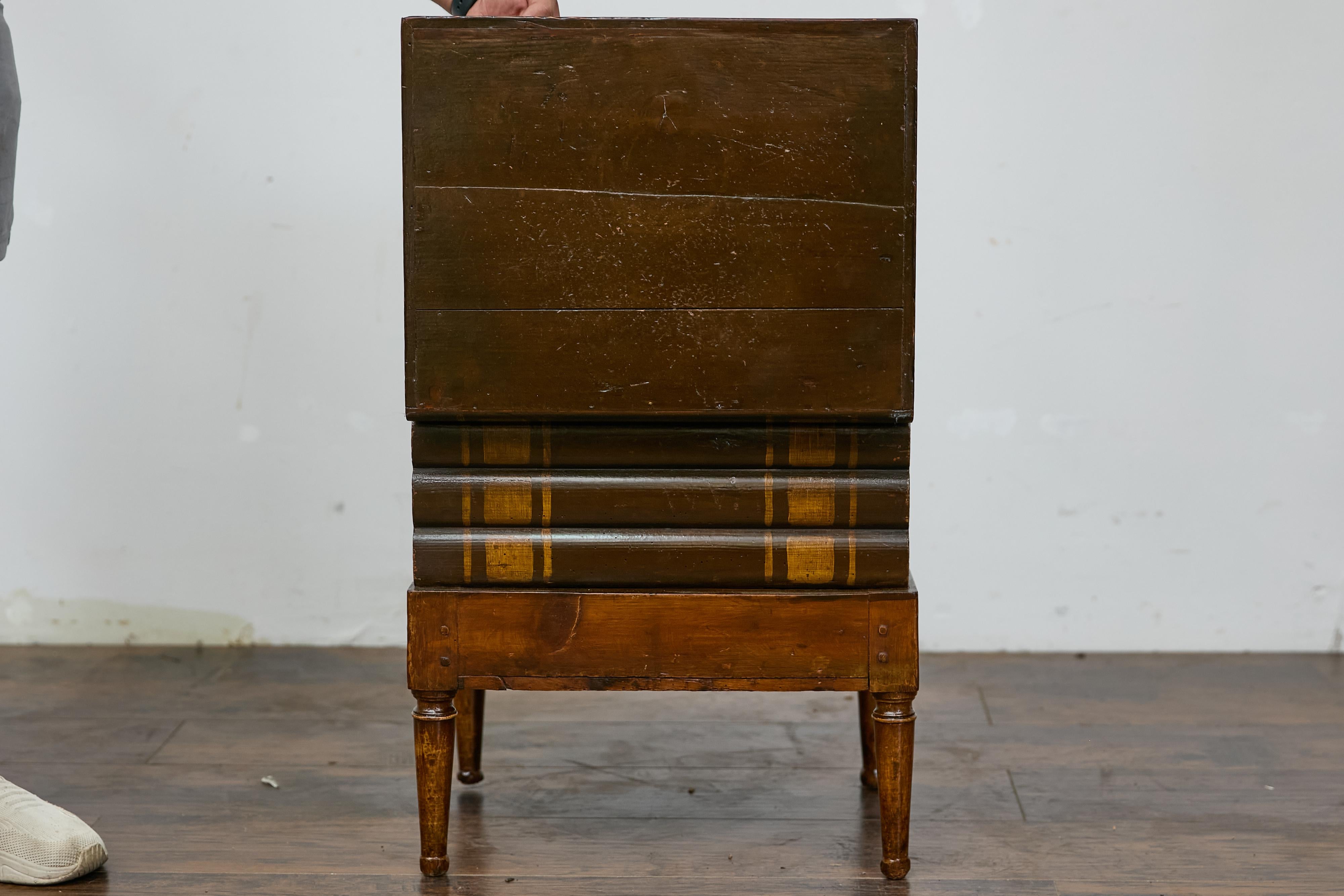 Table de rangement Victorian Faux Book Trunk on Base Table with Storage, 19th Century Accent Piece en vente 1
