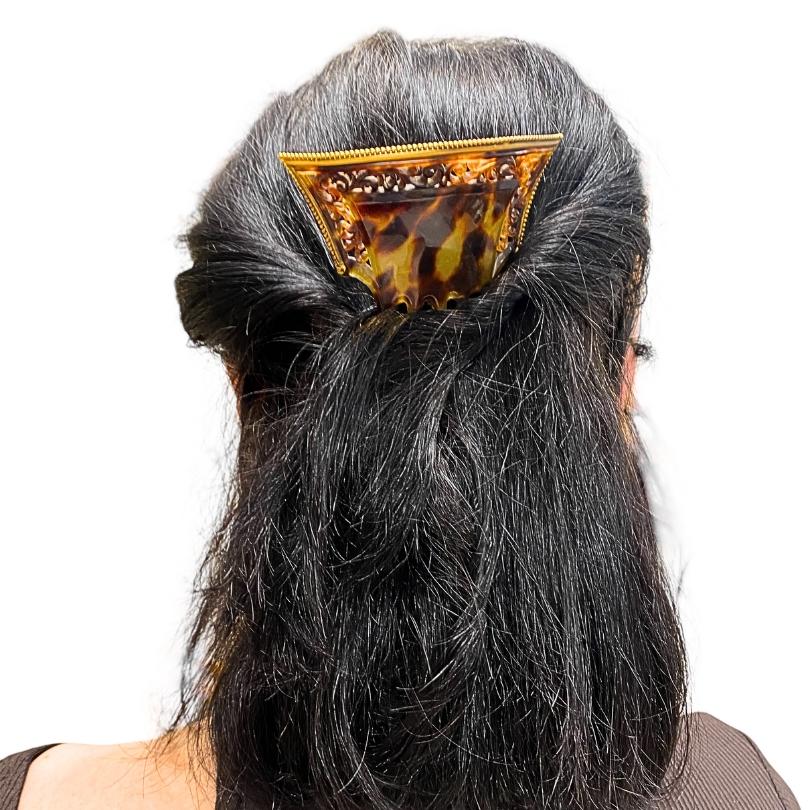 Dieser viktorianische Haarkamm hat einen Körper aus Schildpattimitat und einen Rand aus 14-karätigem Gold. Die Oberseite des Kammes ist gewölbt, um ihm eine anmutige Form zu geben, die beim Tragen natürlich sitzt. In den oberen Teil sind zarte