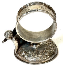 Portatovaglioli vittoriano in lamiera d'argento con cherubino alato di A. Wilcox Silver Co.