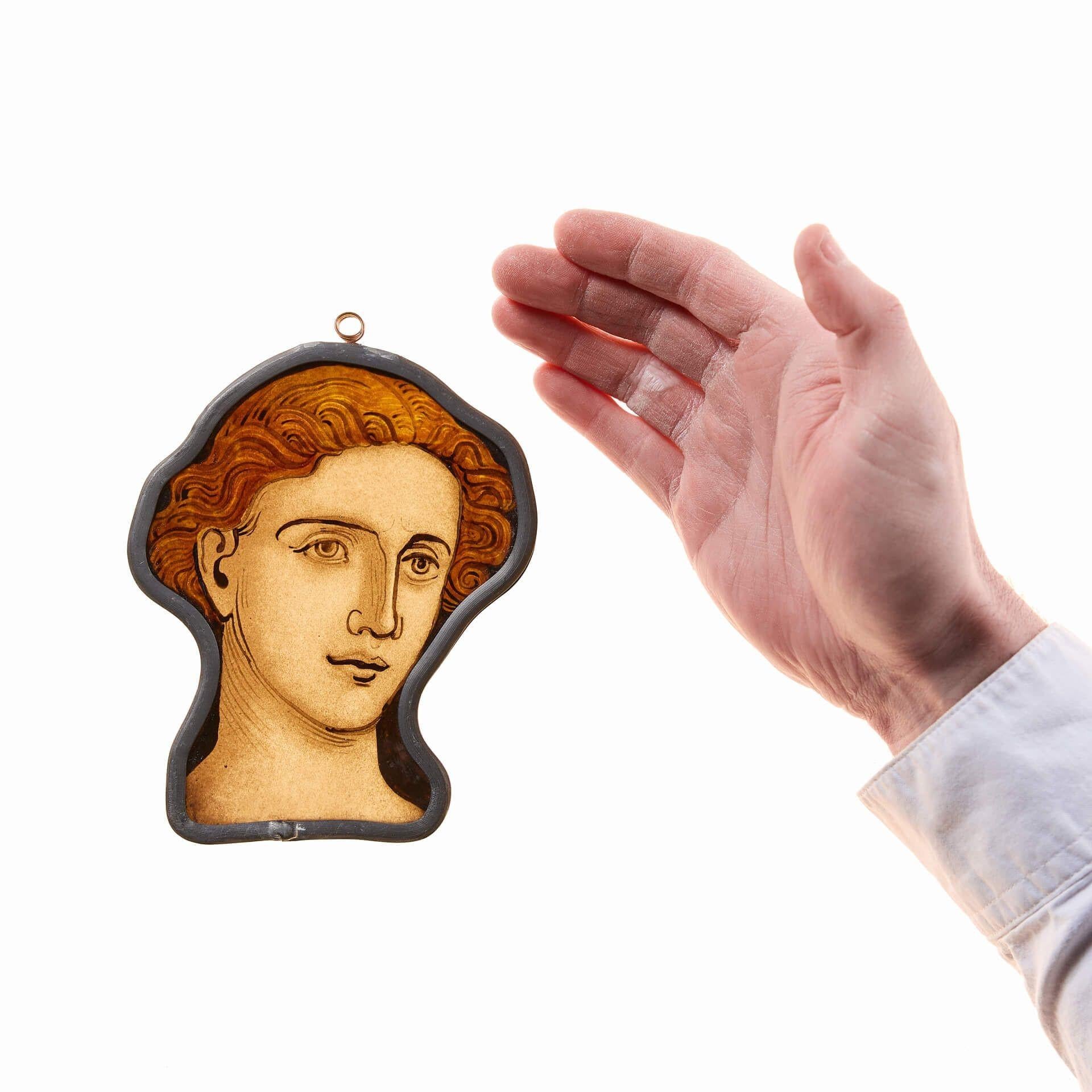 Ein antiker englischer Glasfensterbehang mit einer viktorianischen Figur um 1880, die wunderschön handbemalt ist, um ein Gefühl von Tiefe und Ausdruck zu erzeugen. Hängen Sie es in ein Fenster oder vor eine Lichtquelle, um seine Farben und seinen