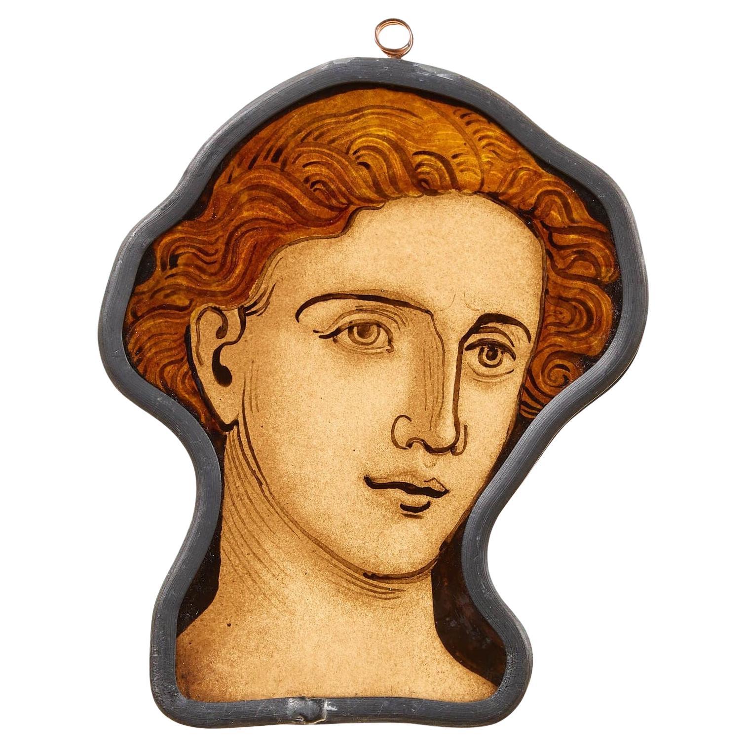 Figure victorienne suspendue à un vitrail