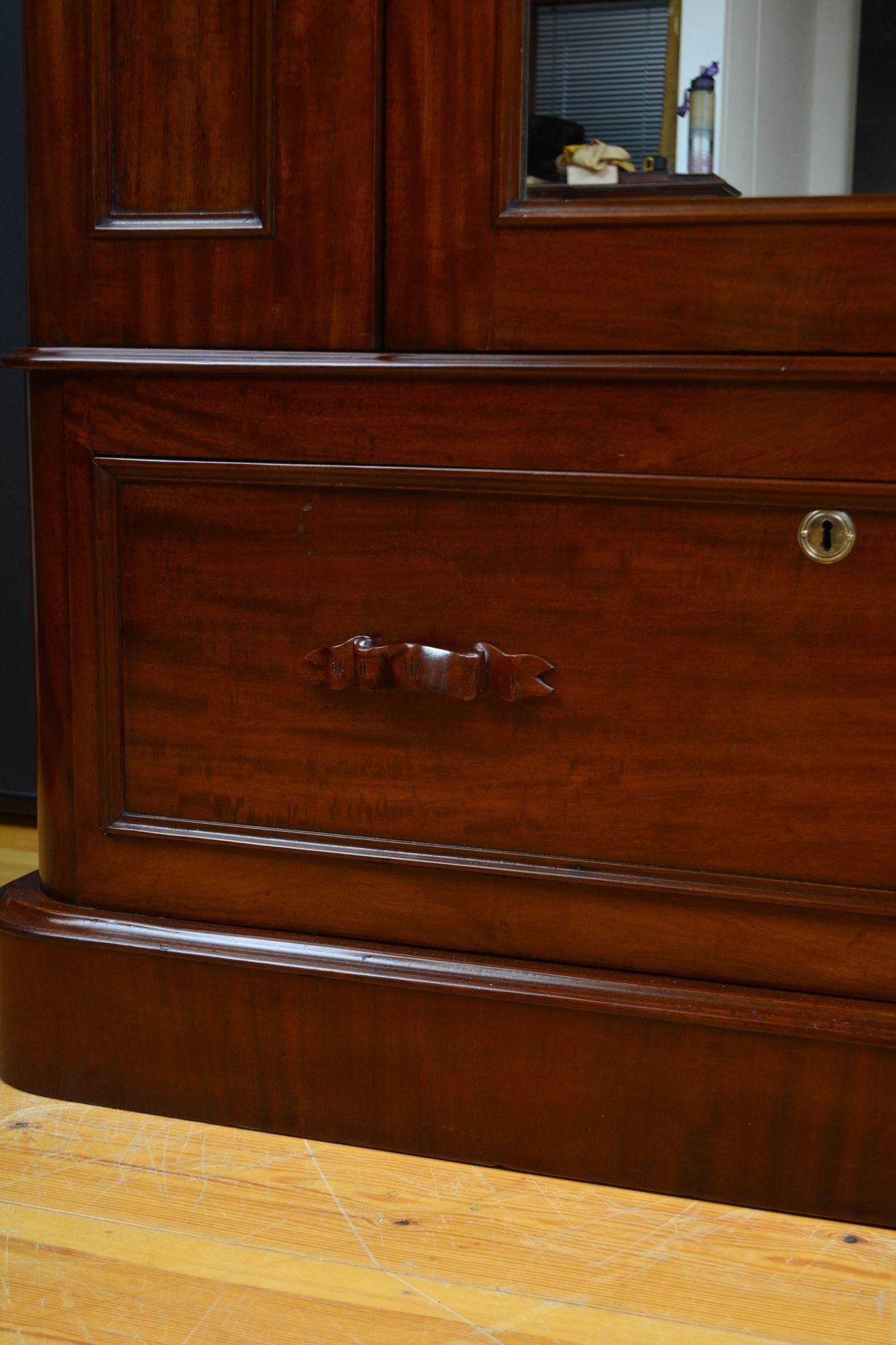 Armario Victoriano de Caoba Figurada en venta 6