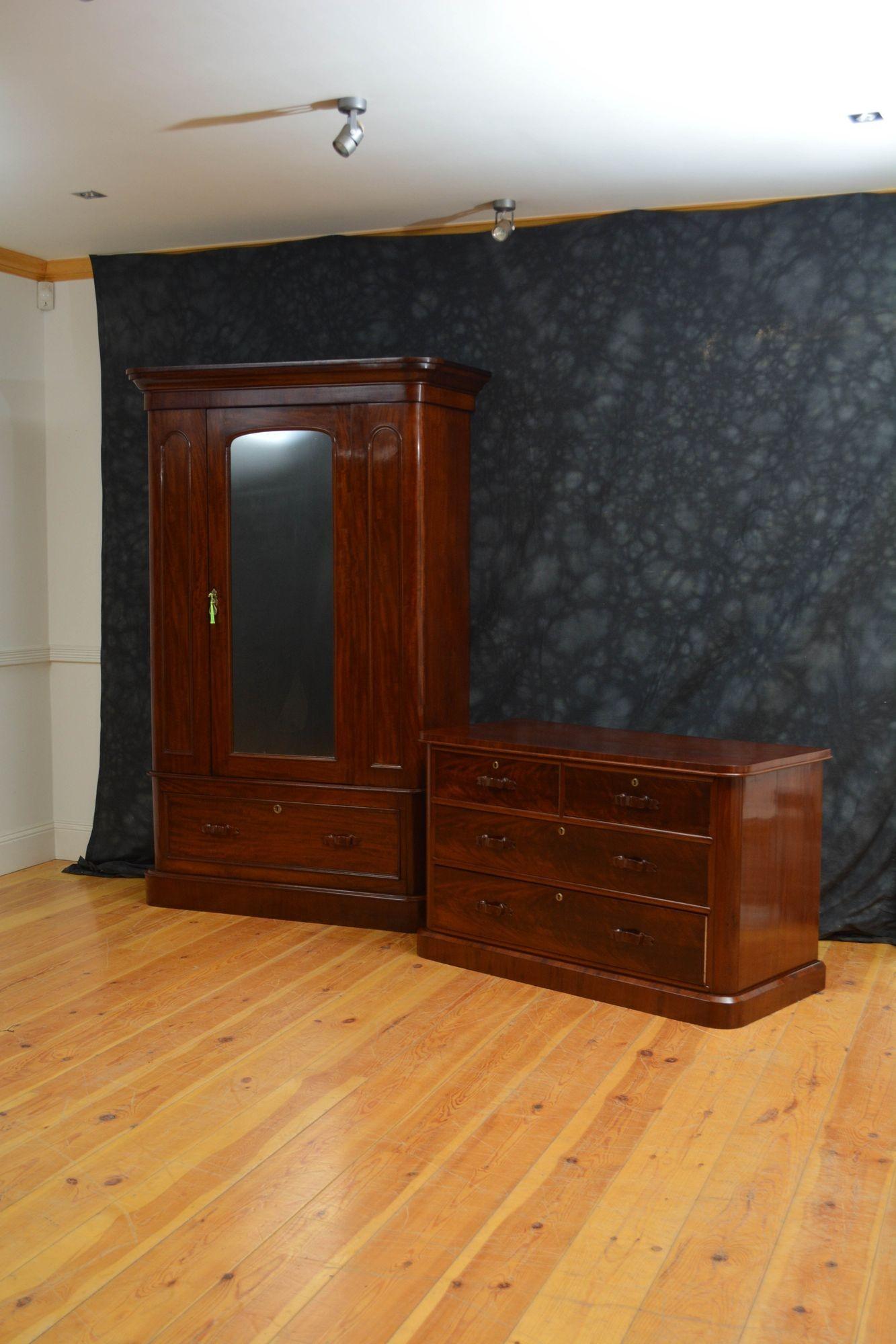 Armario Victoriano de Caoba Figurada en venta 12