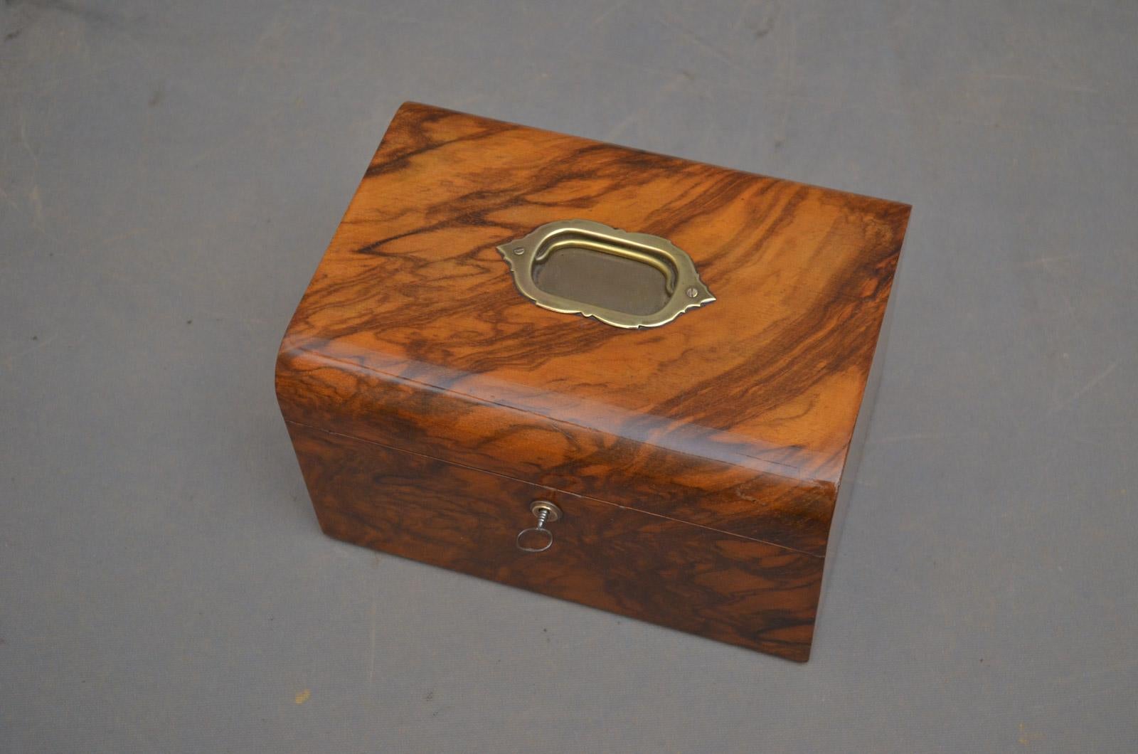 Sn4433 fine Victorian figured walnut jewellery or sewing box with brass carrying handle, original working lock and a key and green interior, all in home ready condition, circa 1880.
Measures: H 6