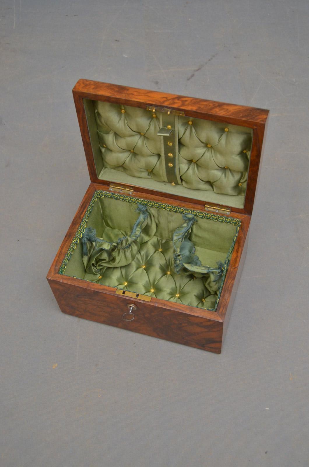 Viktorianische Schmuckschatulle aus gemasertem Nussbaumholz (Englisch) im Angebot