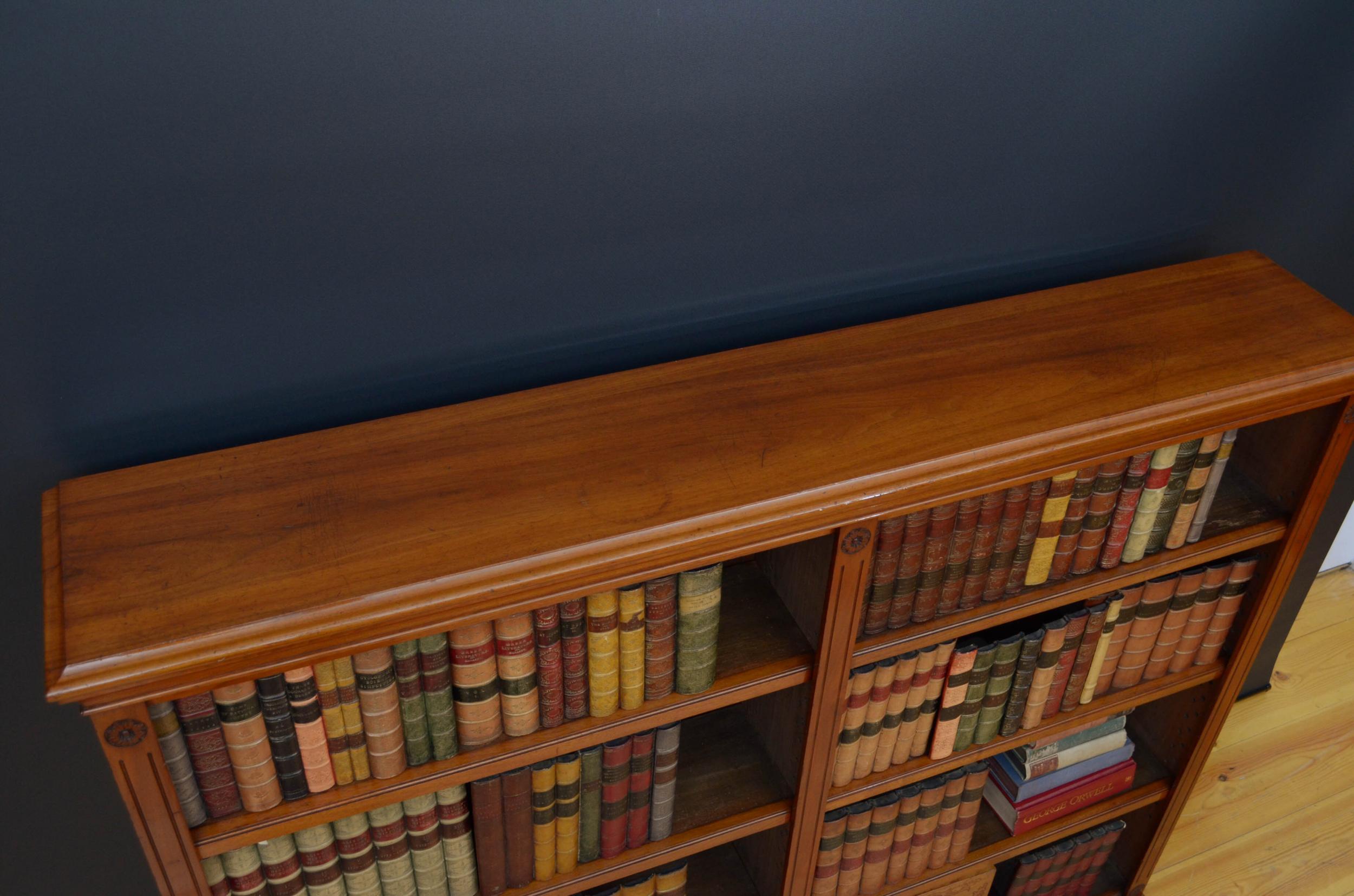 Sn5014 attraktives offenes viktorianisches Bücherregal aus massivem Nussbaumholz, mit einer Platte aus gemasertem Nussbaumholz mit profilierter Kante über zwei offenen Abschnitten, die jeweils mit höhenverstellbaren Einlegeböden ausgestattet sind