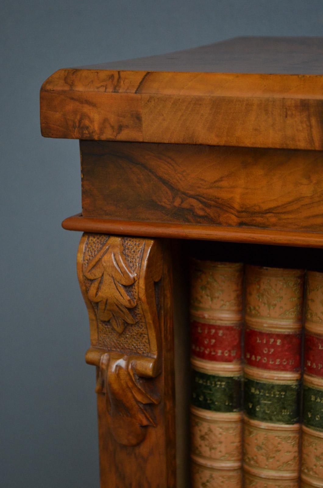 Victorian Figured Walnut Open Bookcase In Good Condition In Whaley Bridge, GB