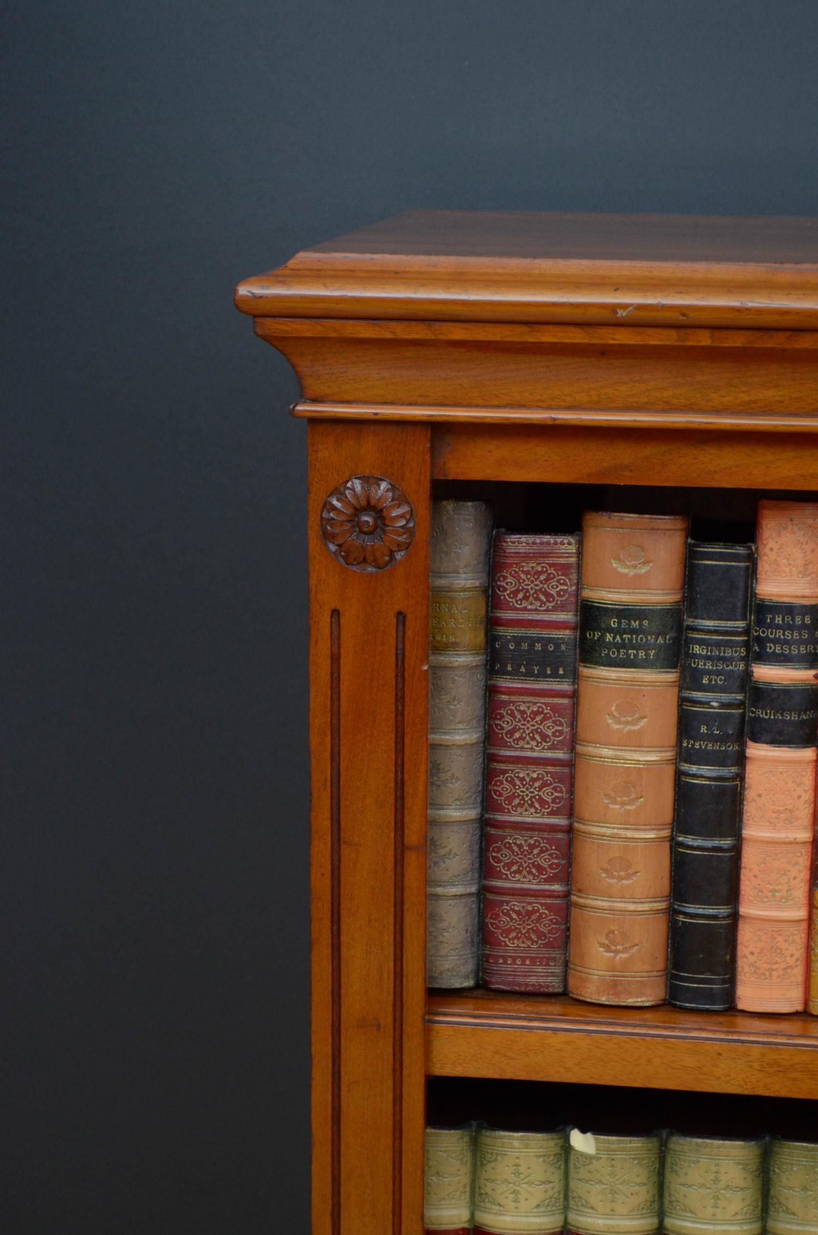 Viktorianisches offenes Bücherregal aus gemasertem Nussbaum (19. Jahrhundert) im Angebot