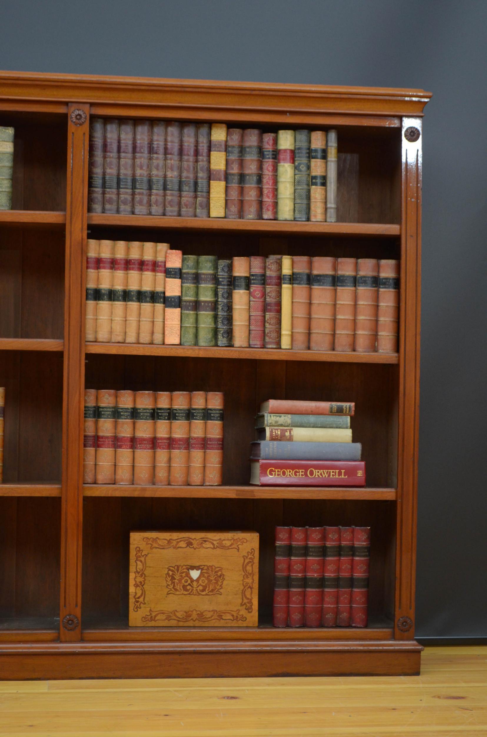 Viktorianisches offenes Bücherregal aus gemasertem Nussbaum im Angebot 1