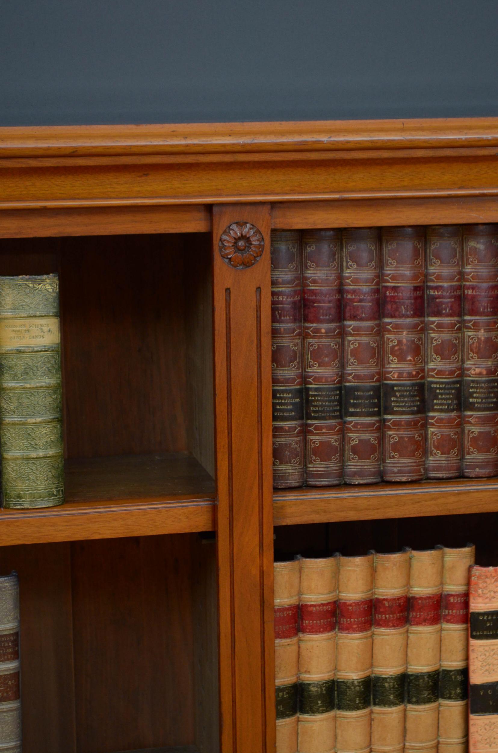 Viktorianisches offenes Bücherregal aus gemasertem Nussbaum im Angebot 2