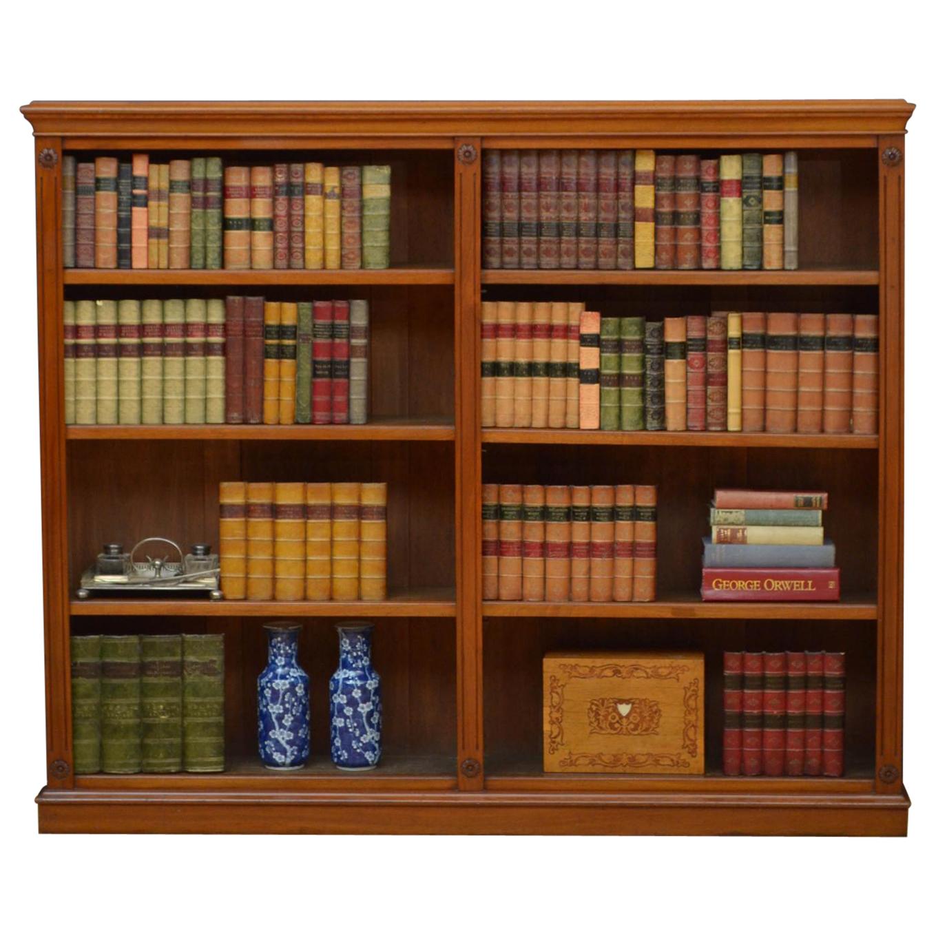Viktorianisches offenes Bücherregal aus gemasertem Nussbaum
