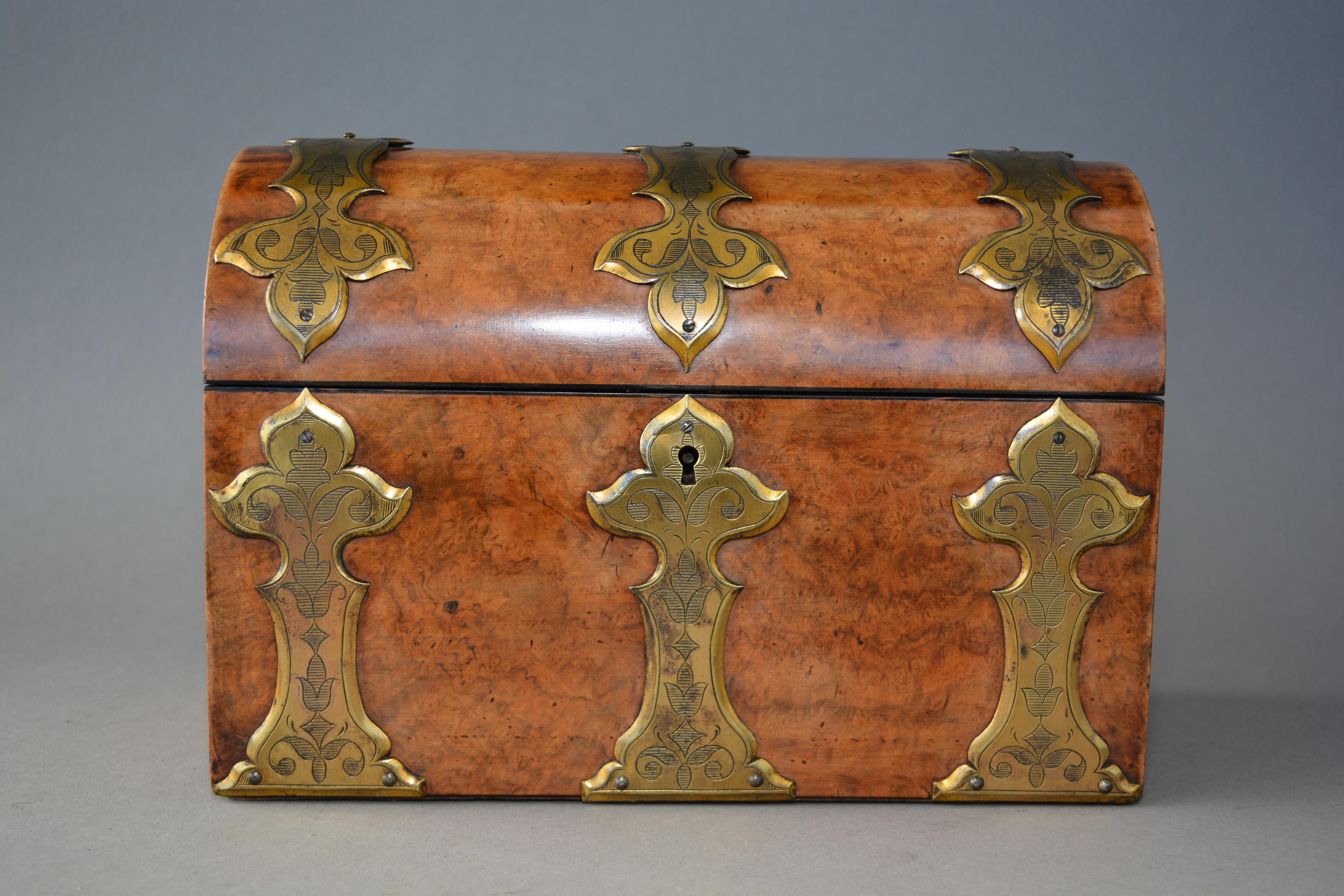 Victorian Figured Walnut Stationary Box with Brass Strapping In Good Condition For Sale In London, Greenwich