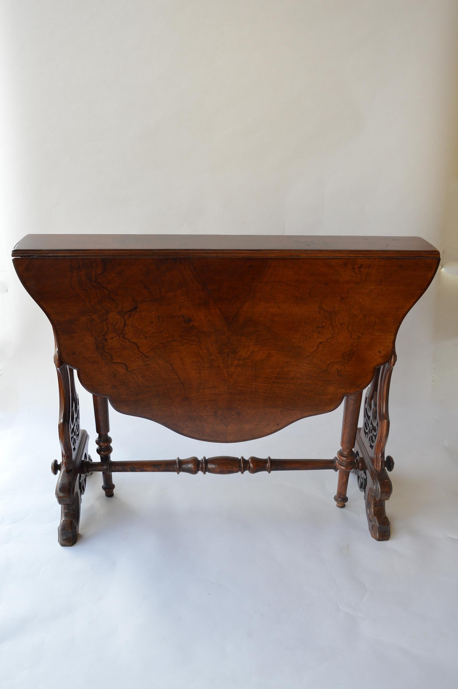 Mid-19th Century Victorian Figured Walnut Sutherland Table For Sale