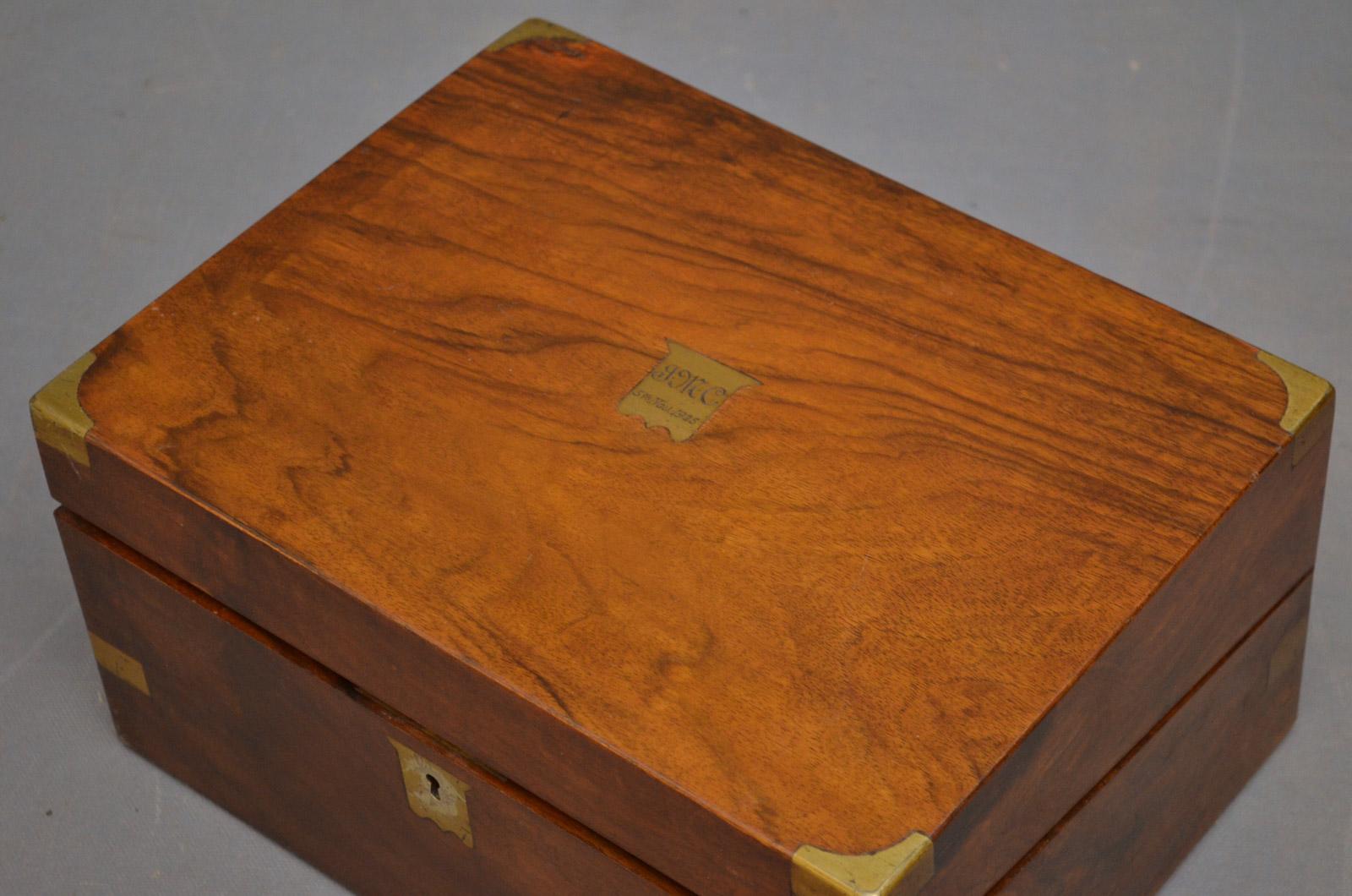 Sn3495, Victorian walnut writing slope with brass corners, hinged lid enclosing hazel, tooled leather writing surface, inkwell and pen tray, all in wonderful condition throughout, ready to place at home, circa 1870
Measures: H 6