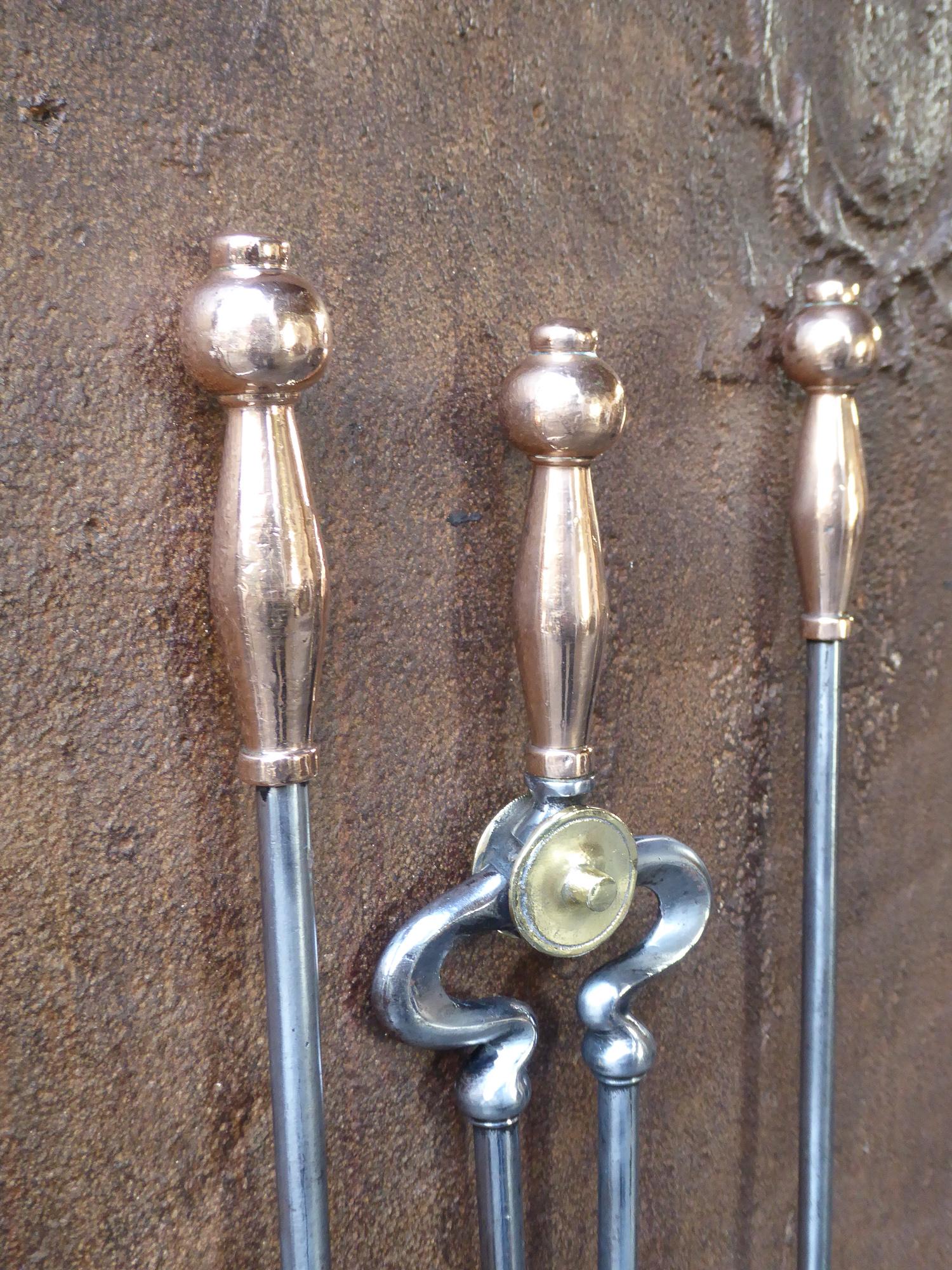 Magnifique ensemble d'outils de cheminée de style victorien anglais du 19e siècle. Les outils sont en cuivre poli, en laiton poli et en acier poli. L'ensemble est en bon état et fonctionne parfaitement.

