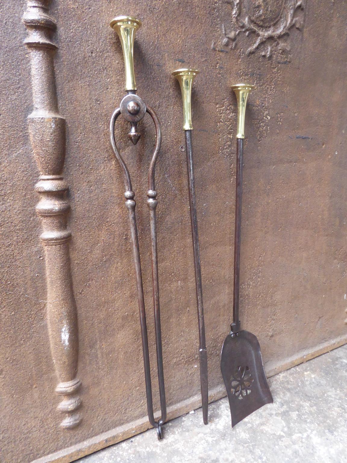 ensemble de trois outils de l'époque victorienne anglaise du 19e siècle en fer forgé avec des poignées en laiton poli. L'ensemble est en bon état et est entièrement fonctionnel.







   