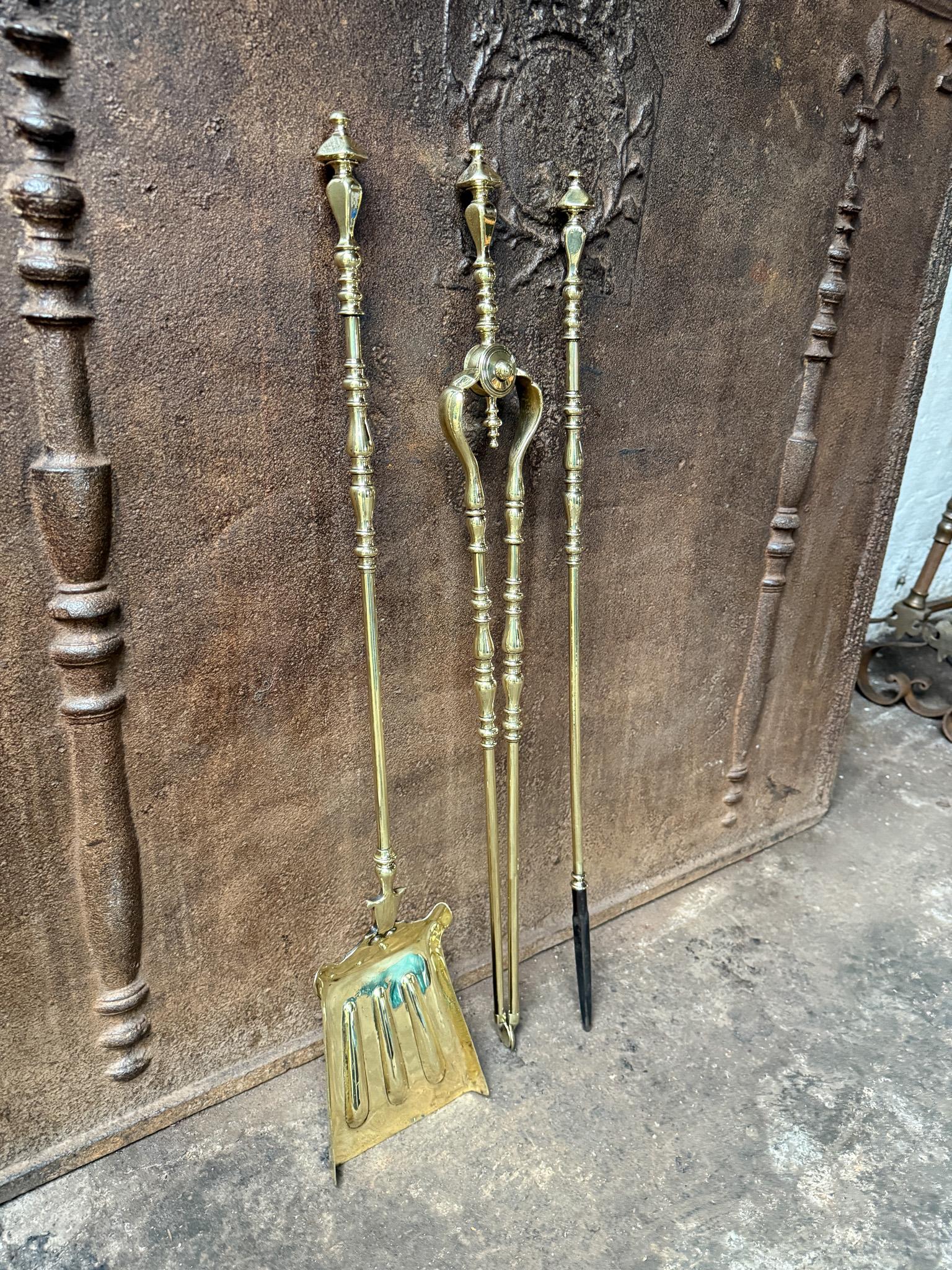 Set di tre utensili in ottone lucido del XIX secolo. Il set è in buone condizioni e perfettamente funzionante.