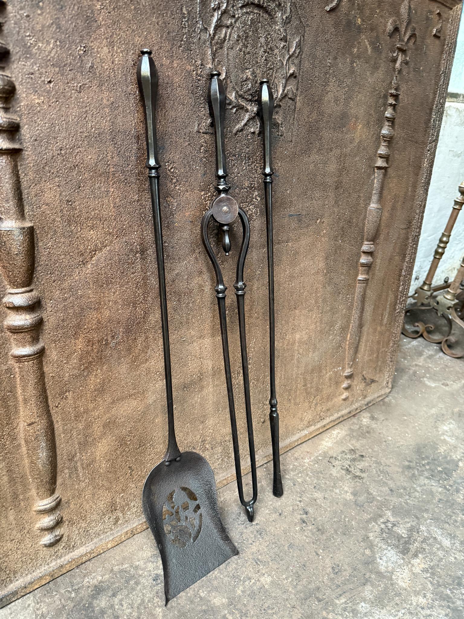 Set di tre utensili in ferro battuto del periodo vittoriano del Regno Unito del XIX secolo. Il set è in buone condizioni e perfettamente funzionante.