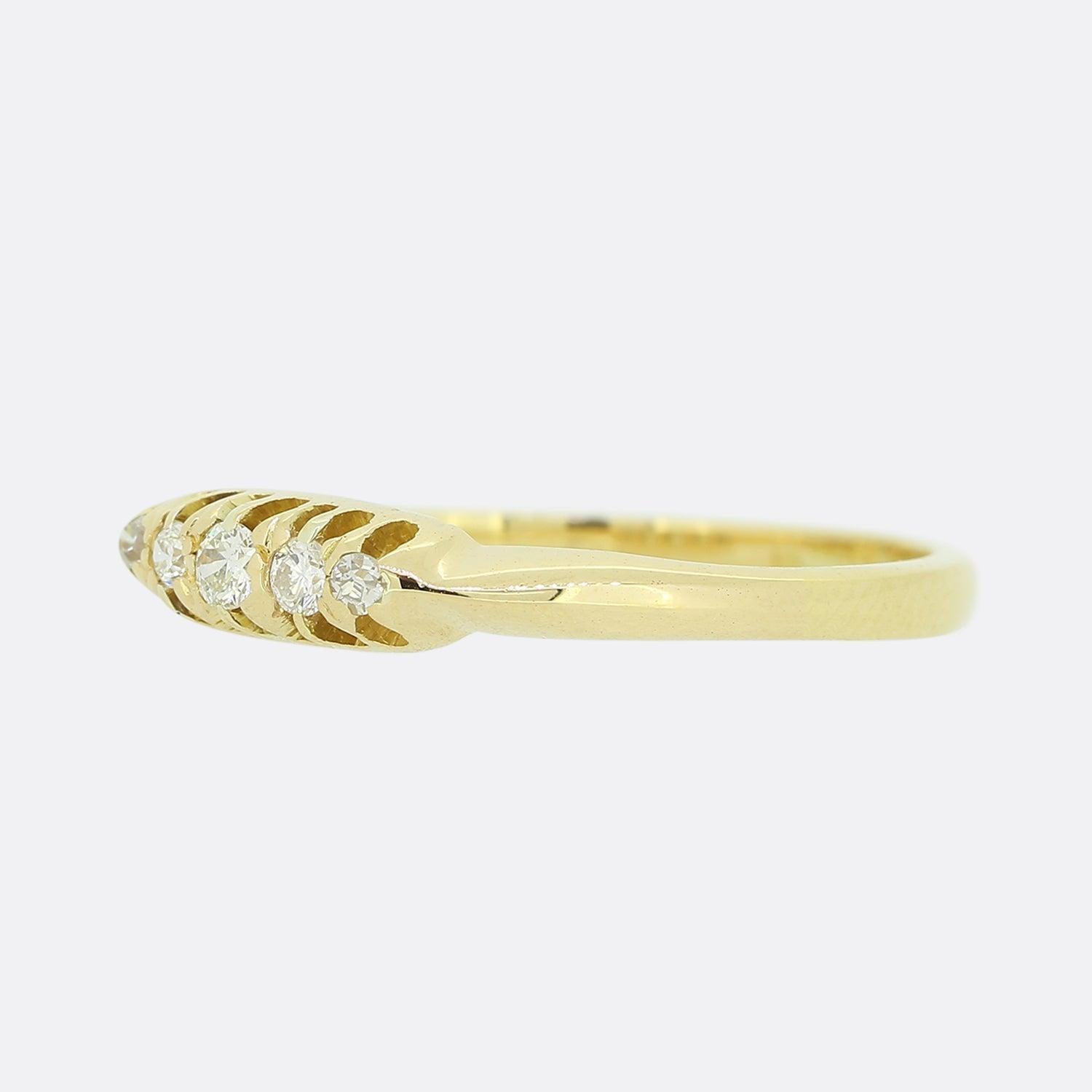 Cette merveilleuse bague de la fin de l'époque victorienne est ornée d'une superbe rangée de diamants naturels anciens. La pierre centrale est une ancienne mine taillée et mesure environ 0.04 carat. Les autres diamants de taille ancienne situés de