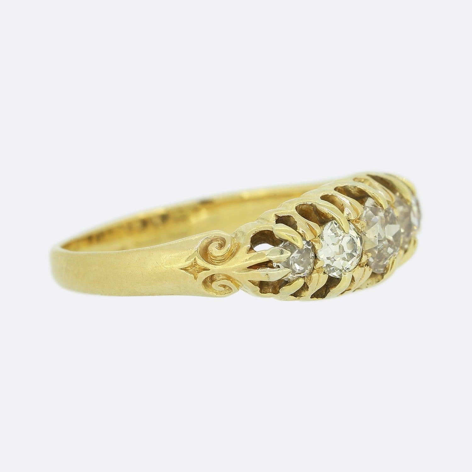 Si tratta di un superbo anello in oro giallo 18ct di epoca tardo-vittoriana con una splendida fila di diamanti naturali antichi. La pietra centrale è un vecchio taglio da miniera e misura circa 0.30 carati. I restanti diamanti di taglio antico su