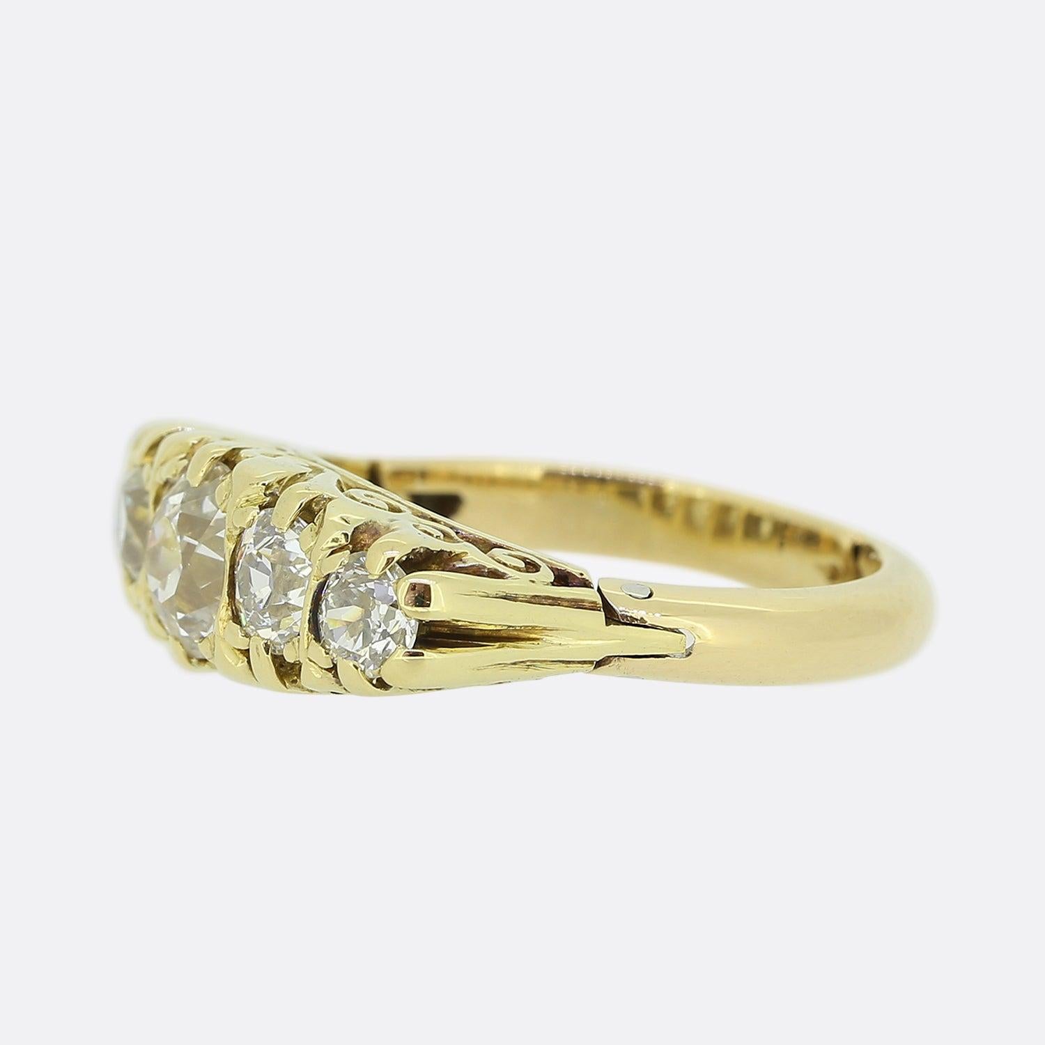 Qui abbiamo un eccezionale anello con diamante artrite apribile risalente al periodo vittoriano. Questo pezzo è stato realizzato in oro giallo 18 carati e mette in mostra cinque diamanti rotondi sfaccettati taglio vecchio in una formazione a linea